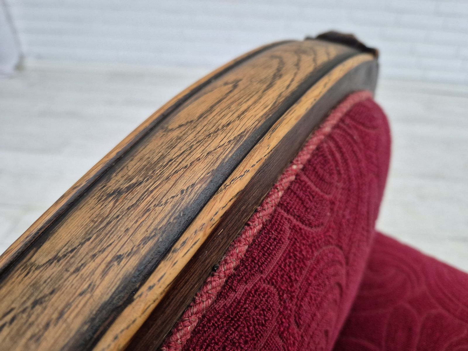 Meubels Ca. Jaren 1950, Deense Vintage Fauteuil, Meubelstof, Eikenhout, Ongerestaureerde Staat. photo