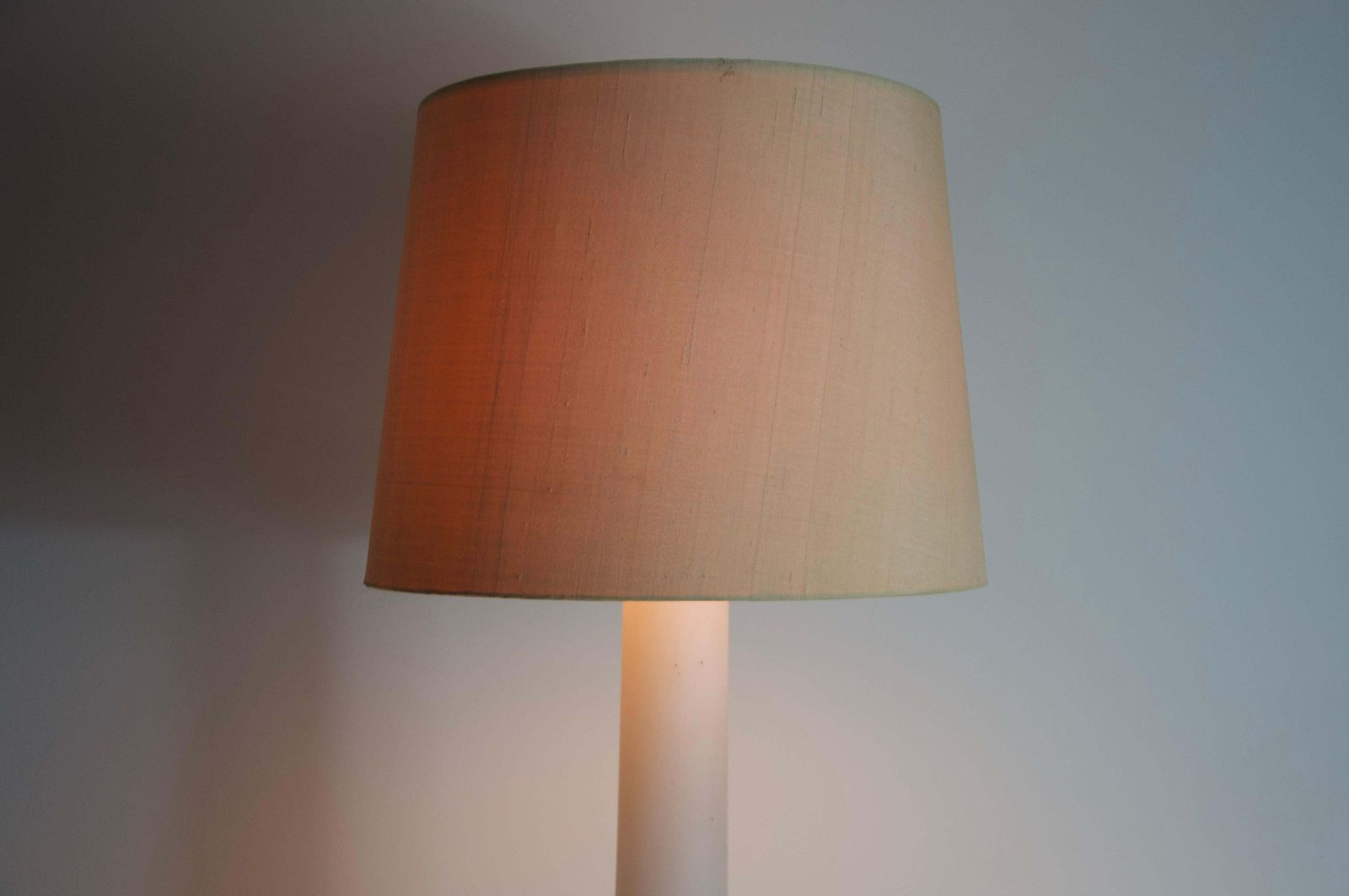 photo vinterior Mid Century White Glass And Fabric Shade Table Lamp By Luxus Sweden, 1960s