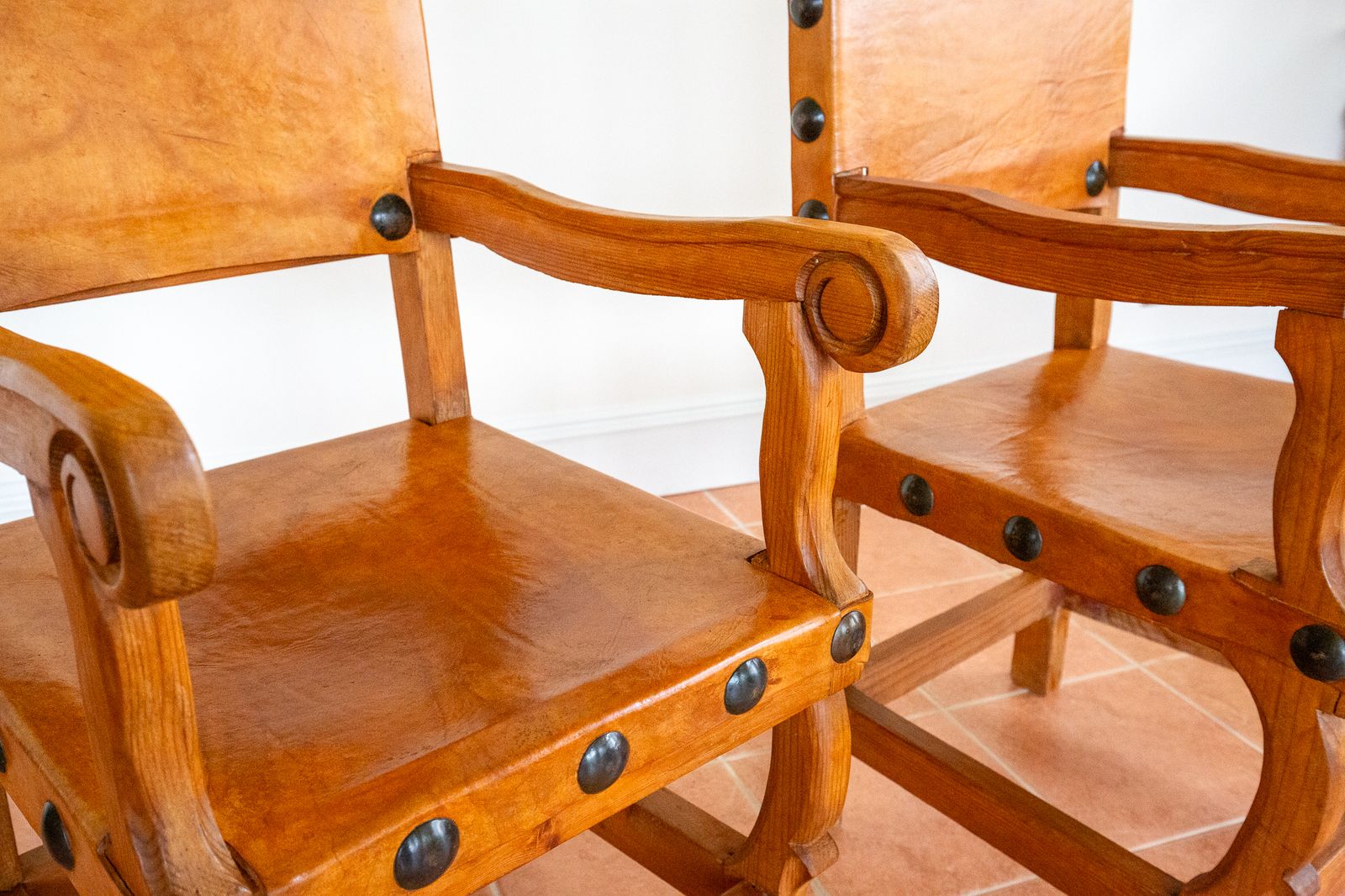 photo vinterior Pair Of Large Tan Leather Throne Chairs Spanish Colonial Baroque Style Mexican Studded Vintage Pine Hall Marriage Wedding Carver Dining Armchairs