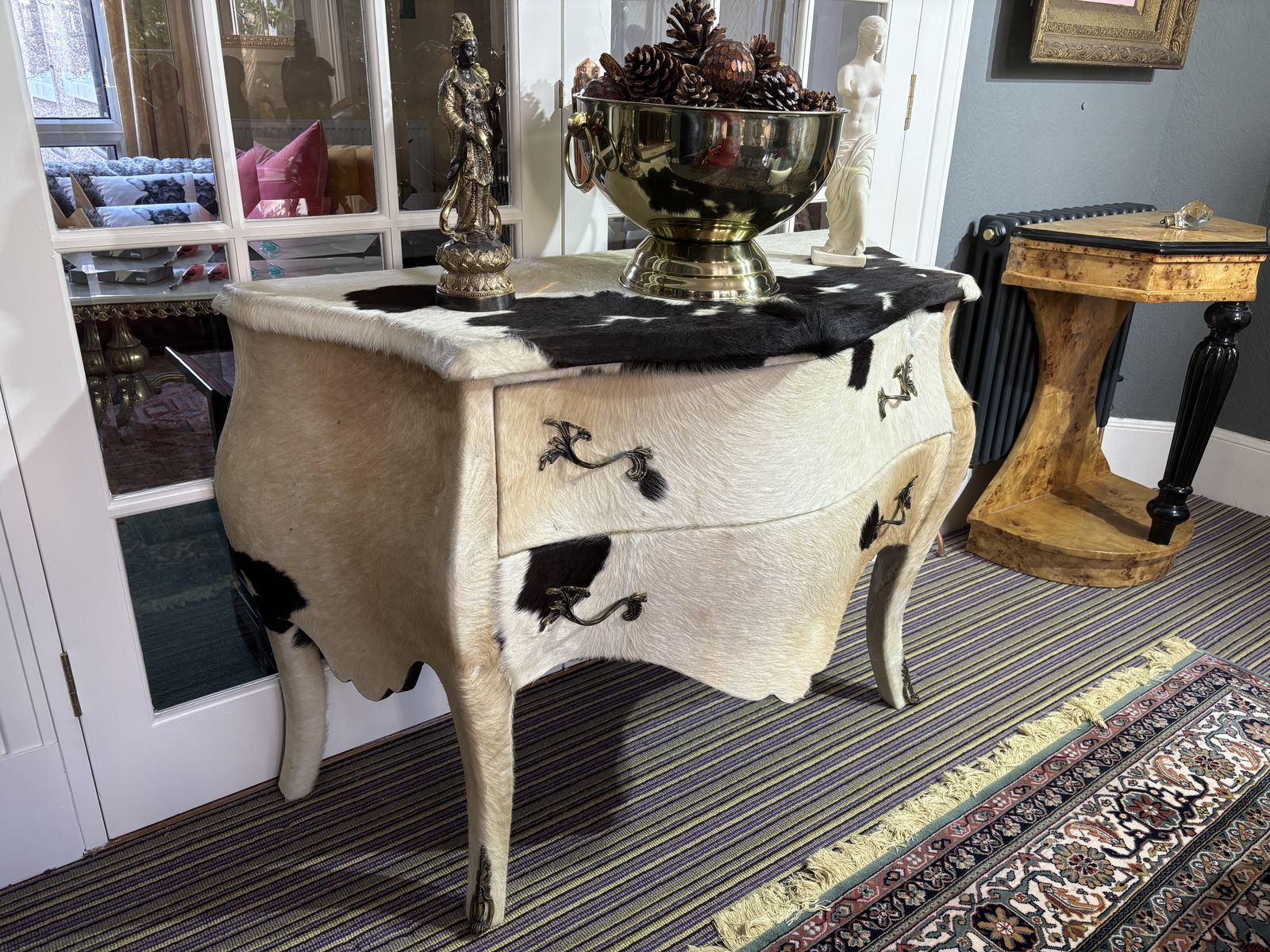 photo vinterior Unusual Cowhide French Drawers