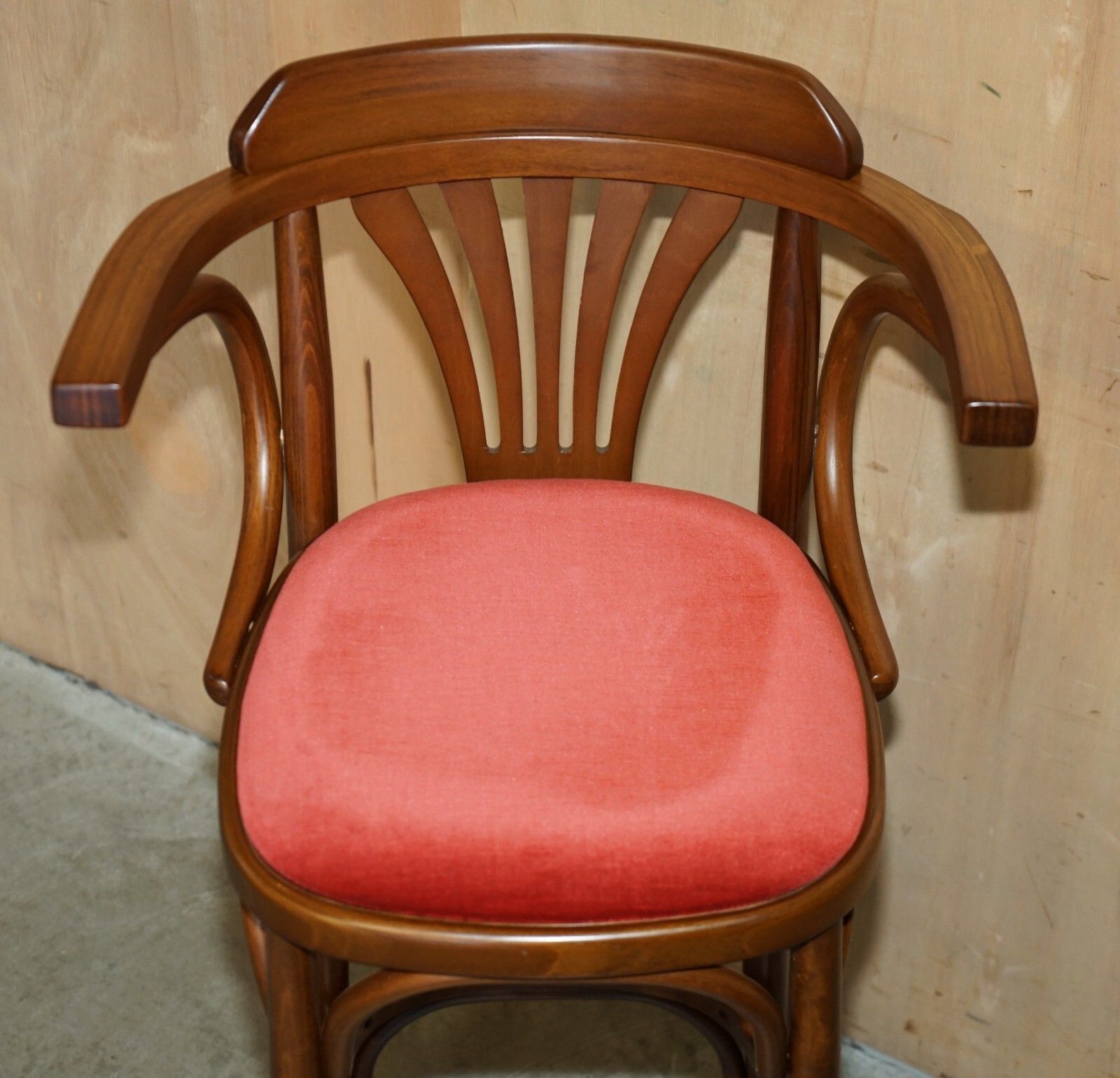 photo vintage Suite Of Five Bentwood Thonet Bar Stools For Kitchens Cocktail At Home Bars Etc