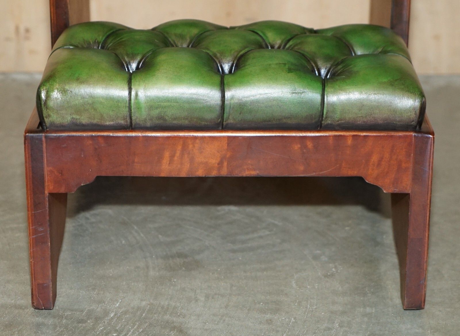 photo furniture Fully Restored Antique Flamed Mahogany Green Leather Chesterfield Library Steps