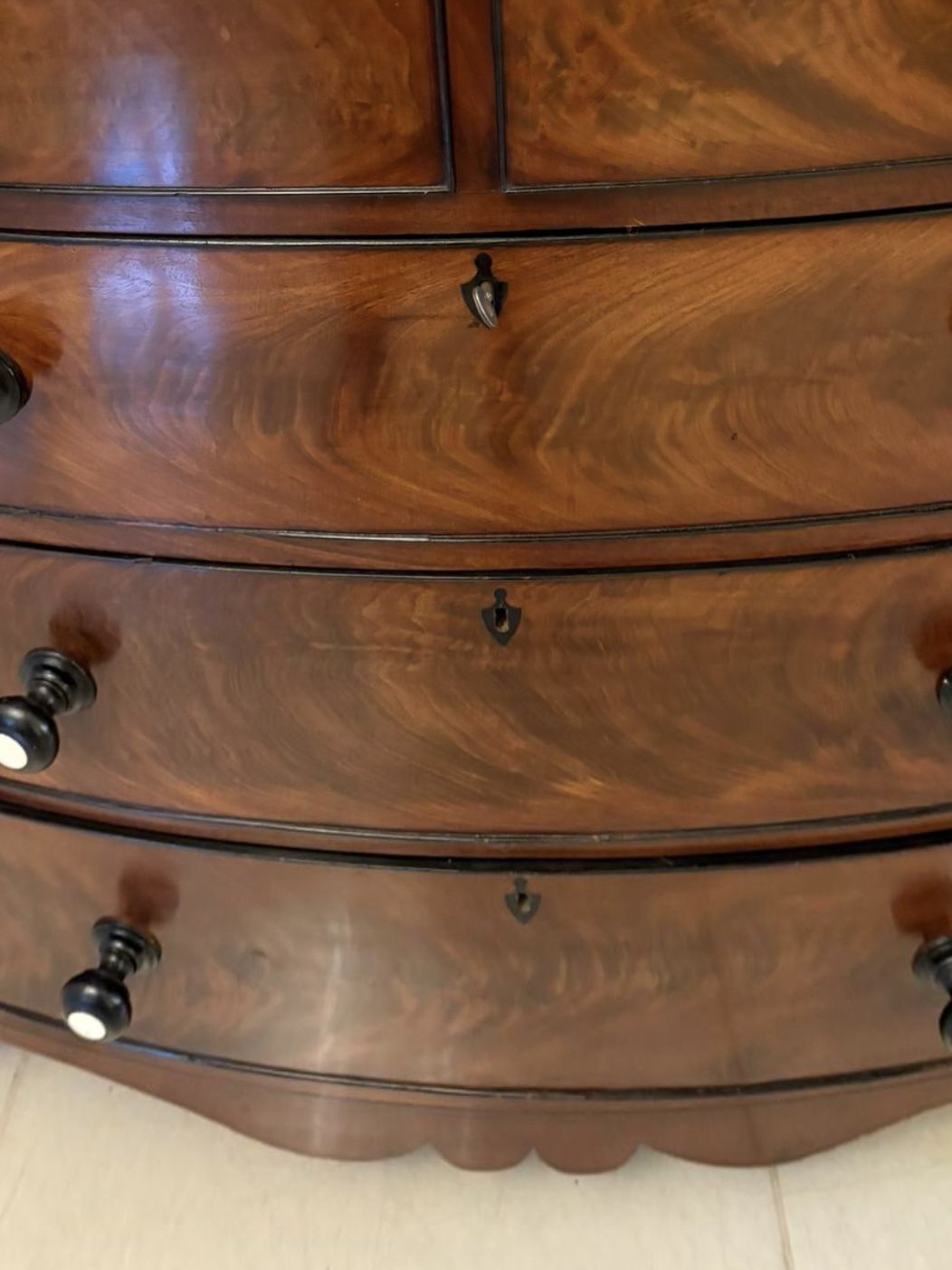 photo vinterior Outstanding Quality Antique Figured Mahogany Bow Fronted Chest Of 5 Drawers