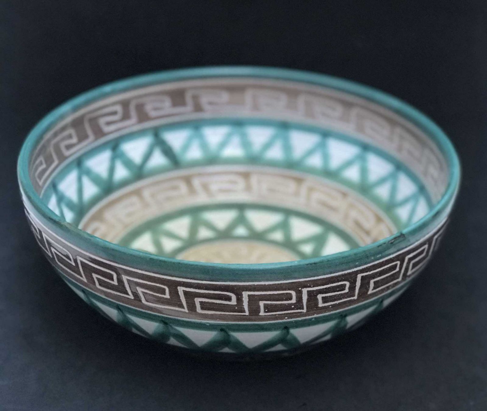 Robert Picault Studio Pottery Schaal Grote Slakom Jaren 1950 Vintage Frans Vallauris Groen Bruin Grafisch Raster Franse Faience Opvangschaal photo vinterior