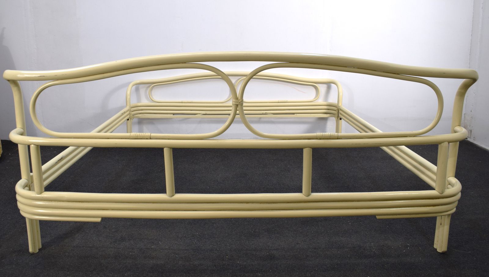 photo furniture Letto Matrimoniale In Legno Laccato, Italia, Anni '60.