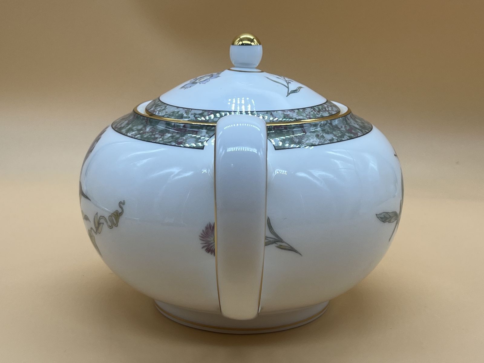 Vintage Wedgwood China Humming Birds Design 2 Pint Capacity Teapot. photo vinterior