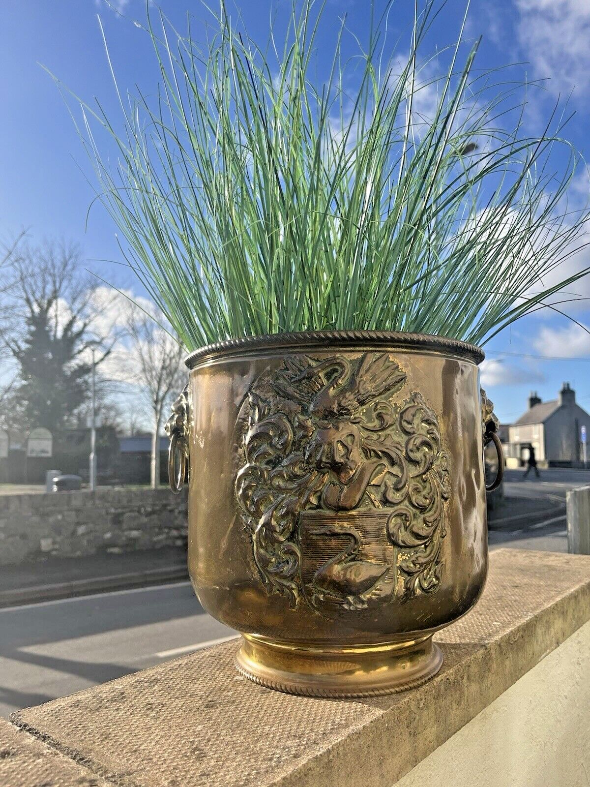 photo vintage Large Antique Brass Swan Knight Armorial Planter Jardiniere Champagne Ice Bucket