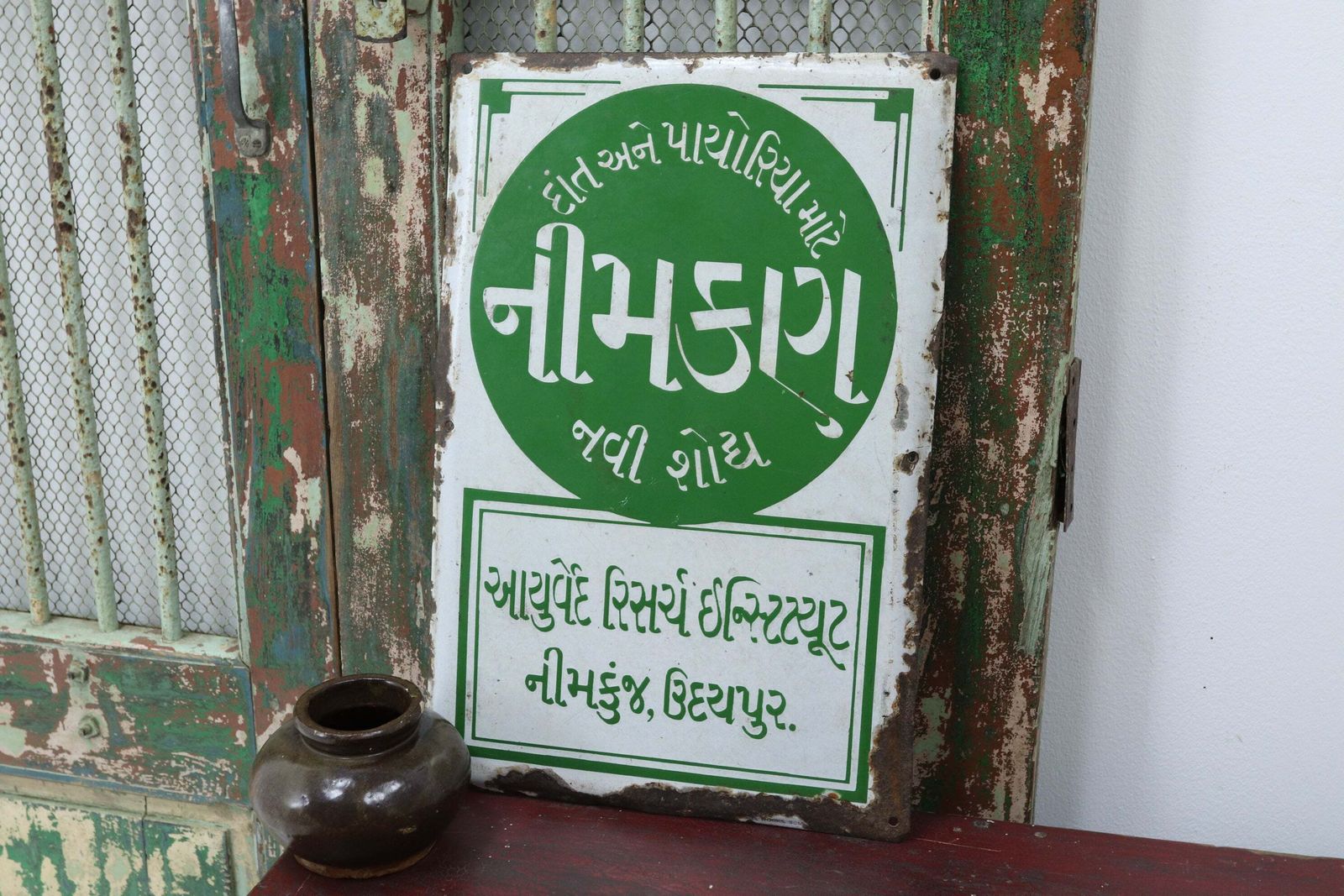 Early 19th Century Green And White Indian Dentistry Enamel Sign