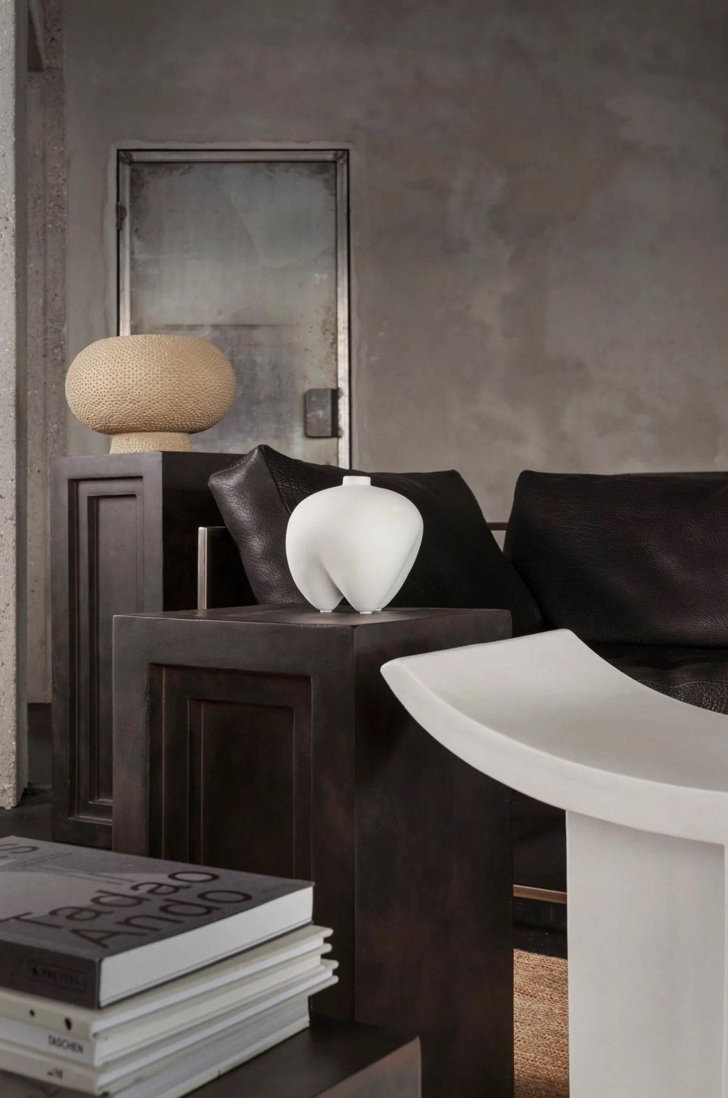 photo vinterior Podium, Column, Like A Modern Sculpture In Fiber Concrete, Contemporary Work.