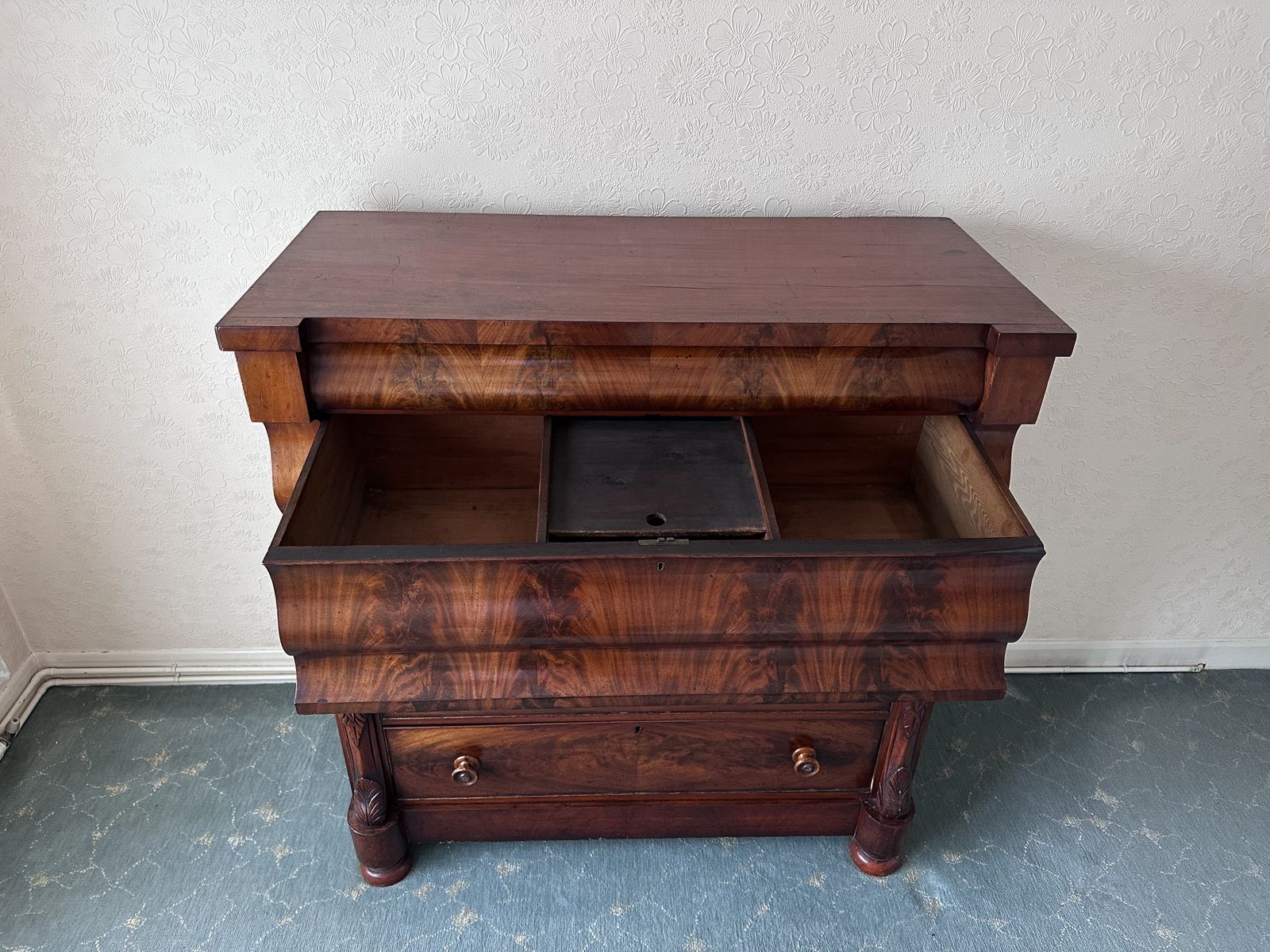 Mahogany Scottish Chest Of Drawers With Flame Veneers