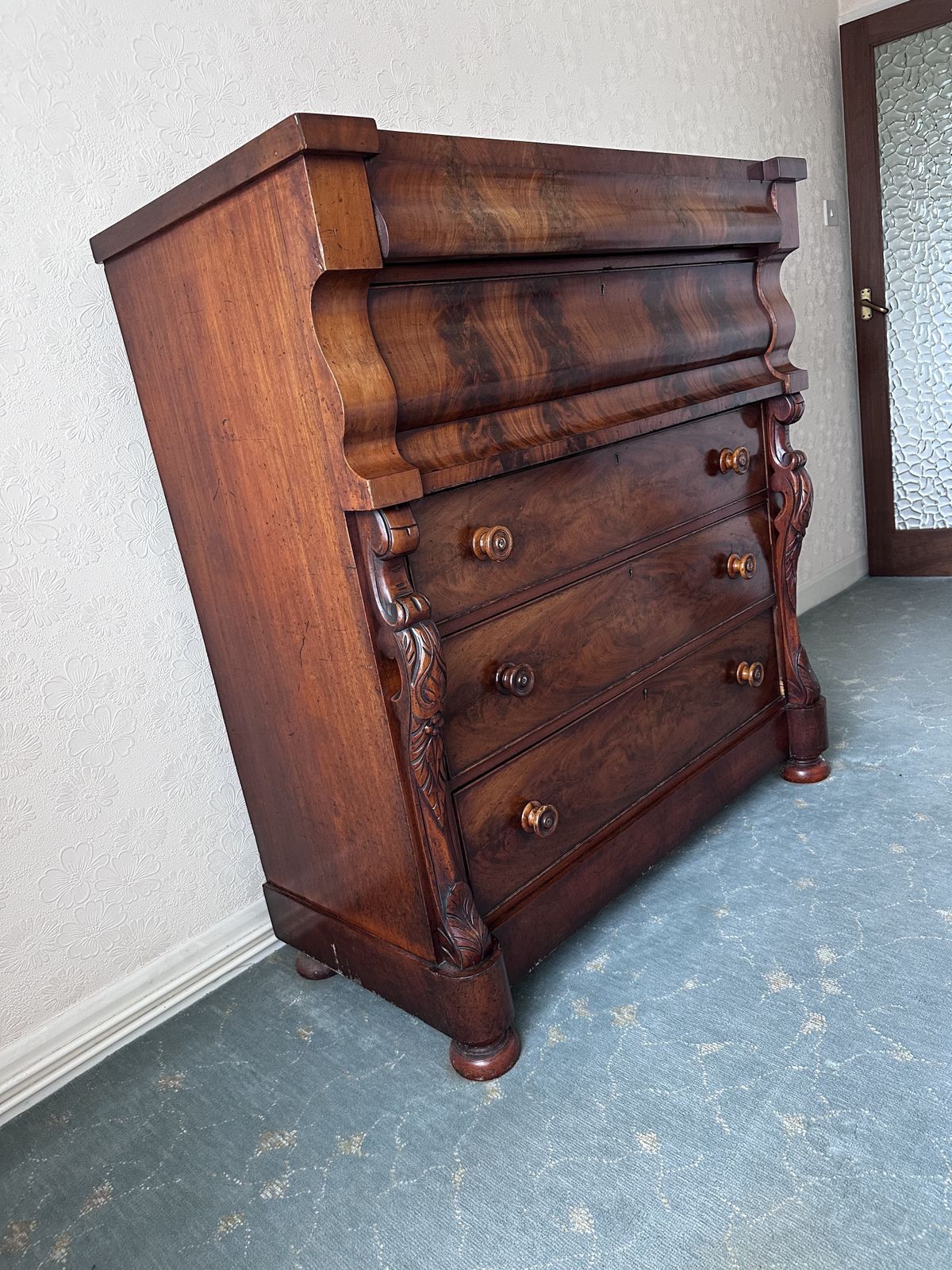 photo furniture Mahogany Scottish Chest Of Drawers With Flame Veneers