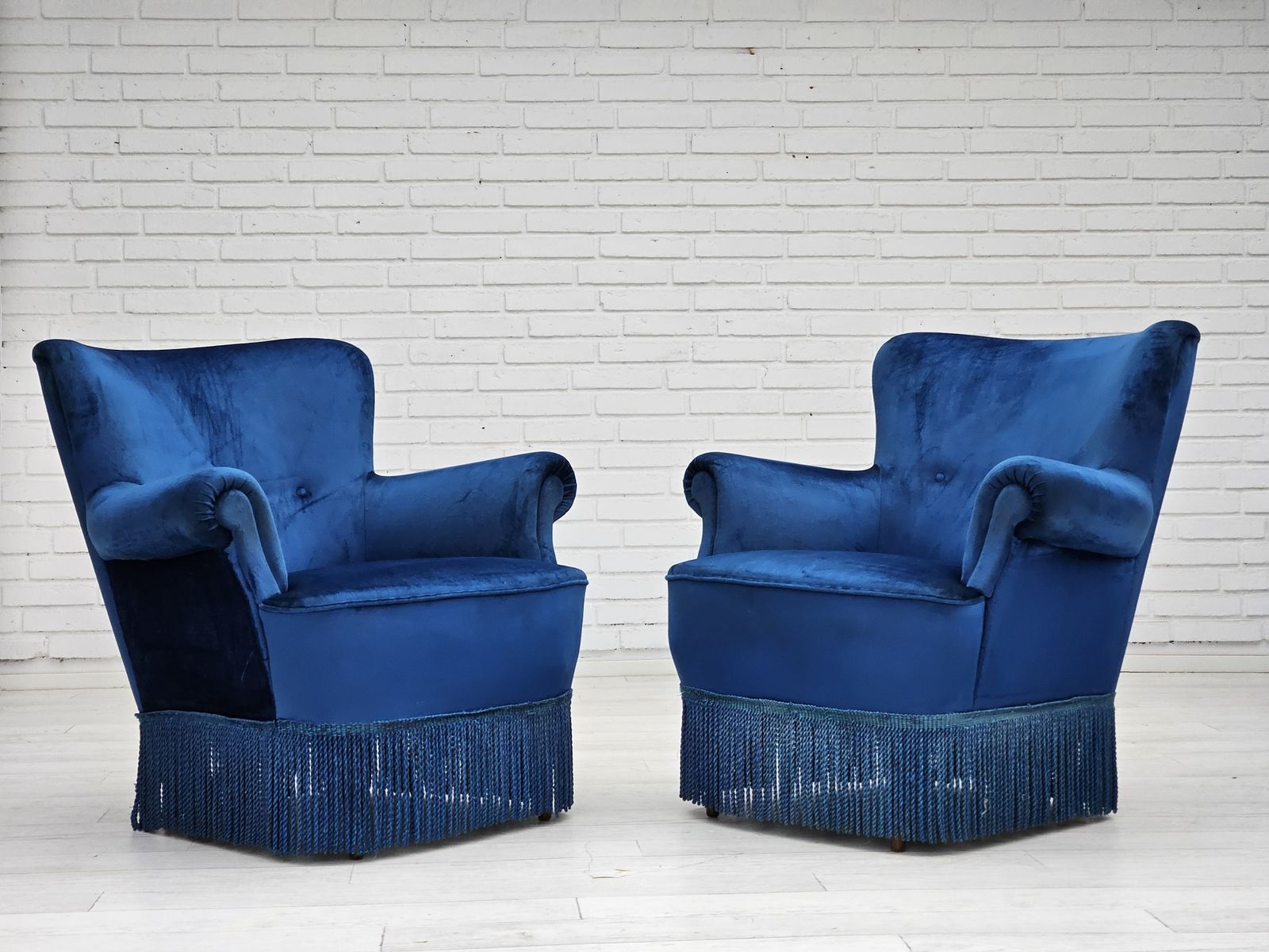 photo vinterior 1960s, Danish Lounge Chair, Blue Furniture Velour, Beech Wood Legs.