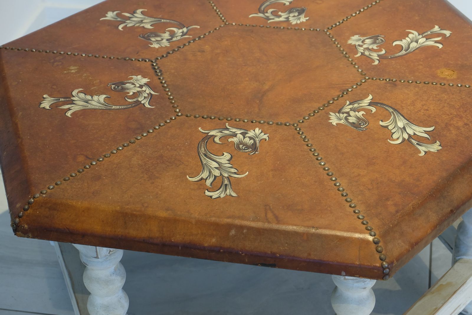 Stunning Vintage Spanish Leather Table photo 140.0