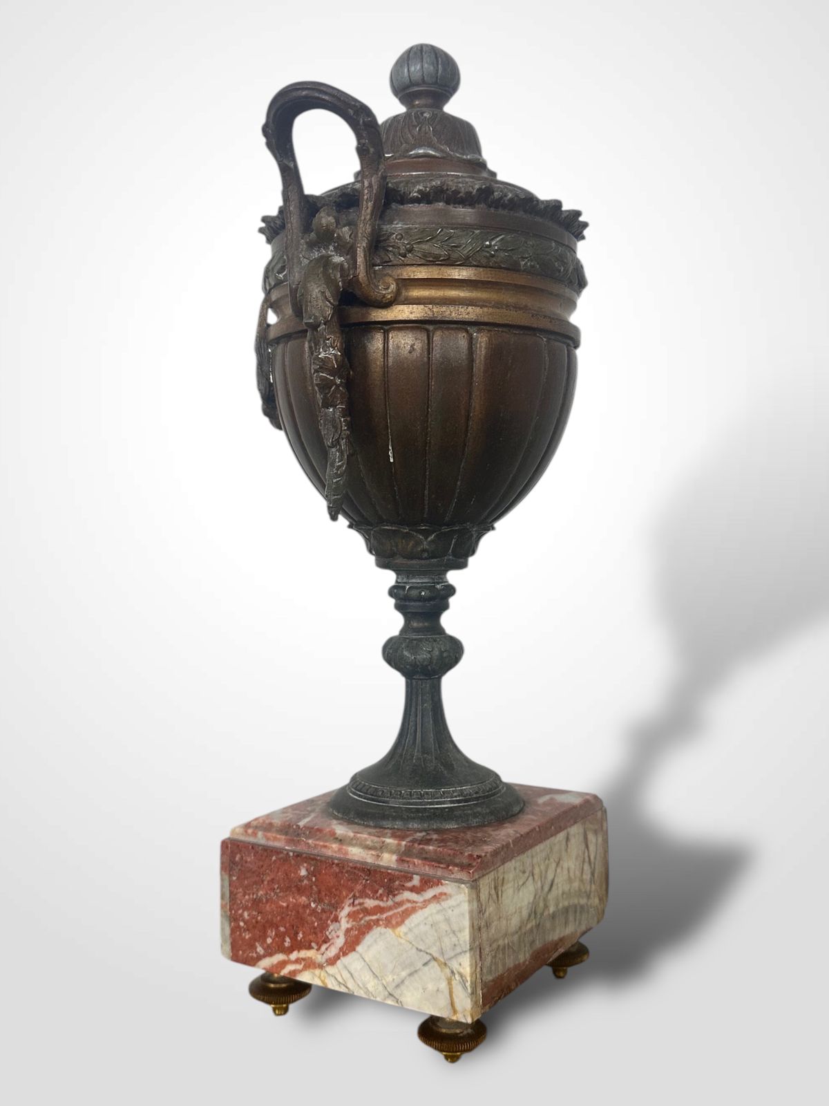 photo vinterior Pair Of French Spelters Urns On Marble Bases