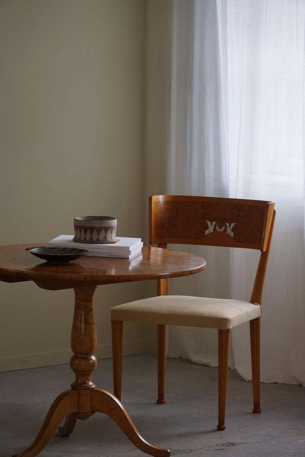 A Round Antique Swedish Folding Table In Burl Wood, Early 19th Century photo vinterior