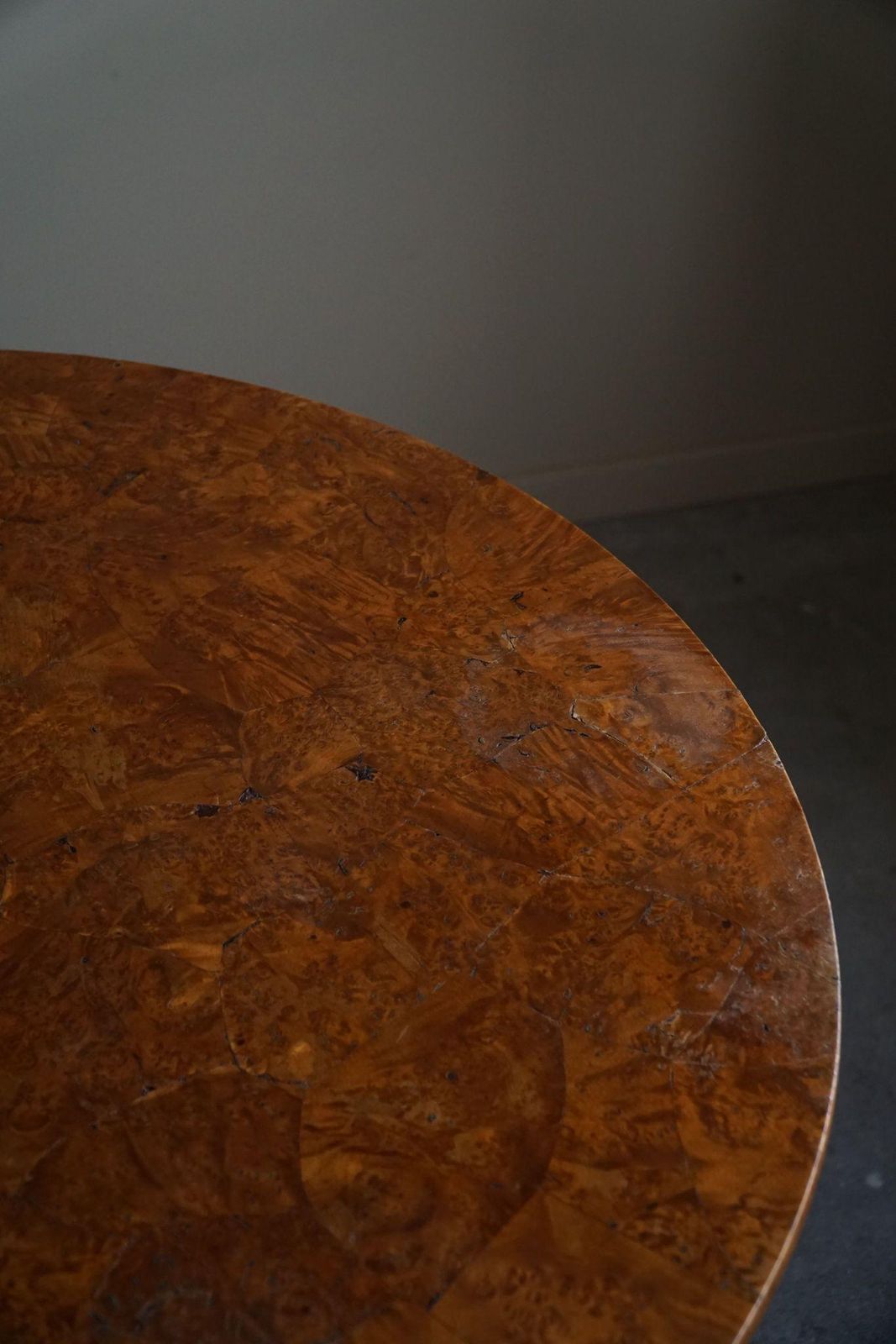 photo vinterior A Round Antique Swedish Folding Table In Burl Wood, Early 19th Century