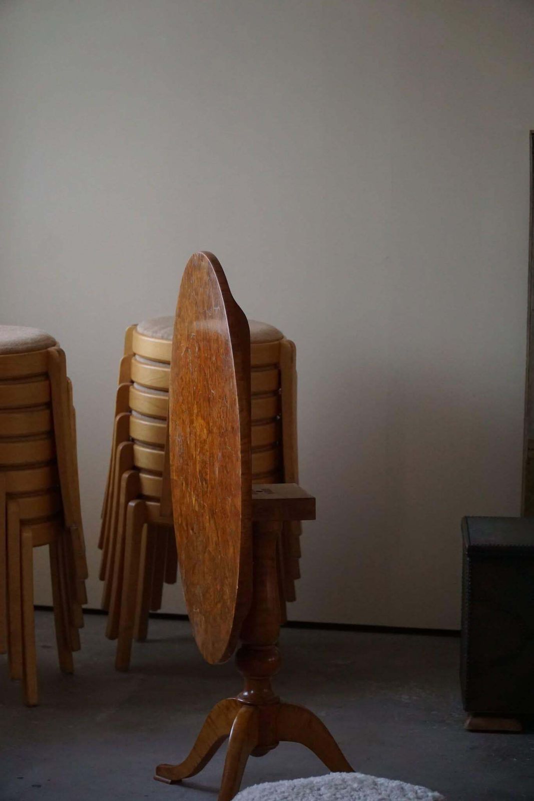 photo vintage A Round Antique Swedish Folding Table In Burl Wood, Early 19th Century