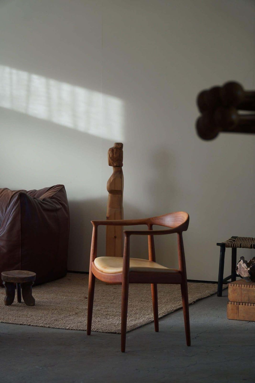 Hans J. Wegner, Armchair In Teak & Leather, "The Chair" Model Jh501, 1950s photo vinterior