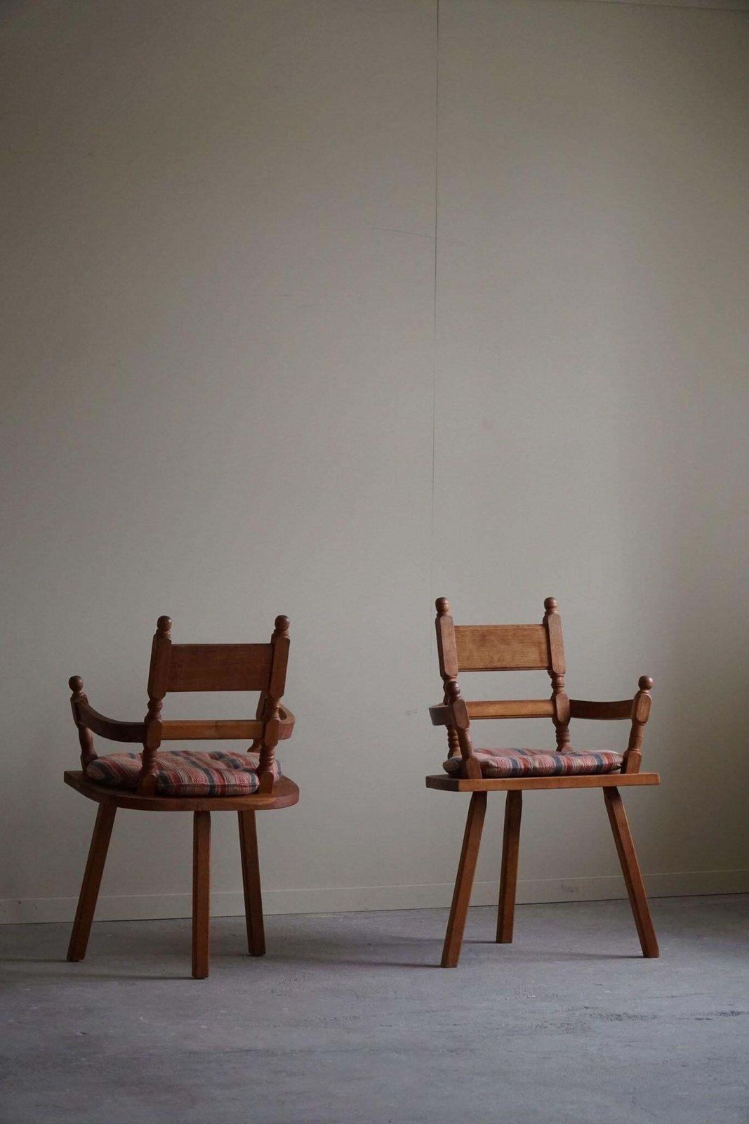 photo vinterior Hand Crafted Tripod Armchairs In Oak, By A Danish Cabinetmaker, Folk Art, 1930s