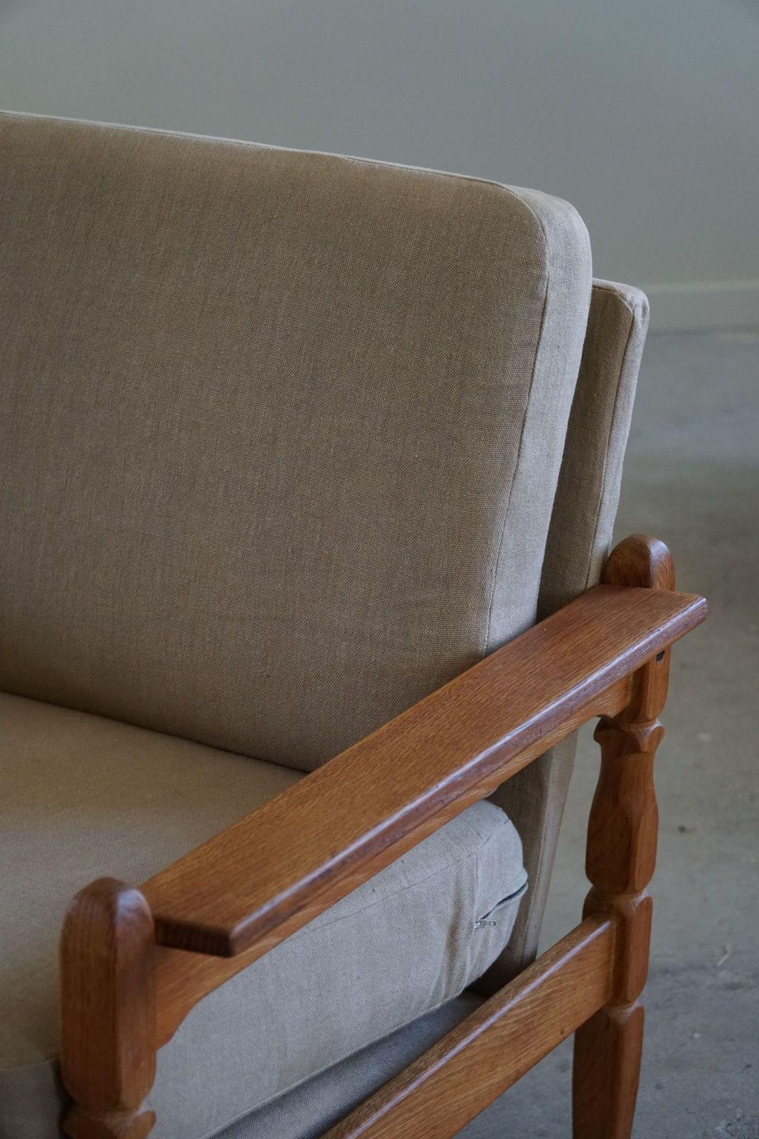 photo vinterior Danish Modern, Pair Of Lounge Chairs In Oak & Linen, Henning Kjærnulf, 1960s