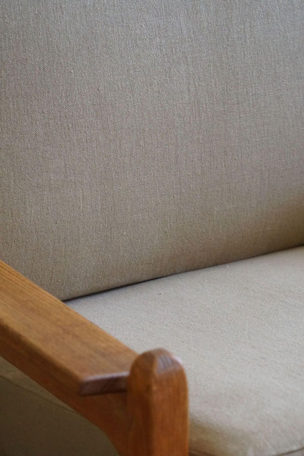 photo vintage Danish Modern, Pair Of Lounge Chairs In Oak & Linen, Henning Kjærnulf, 1960s