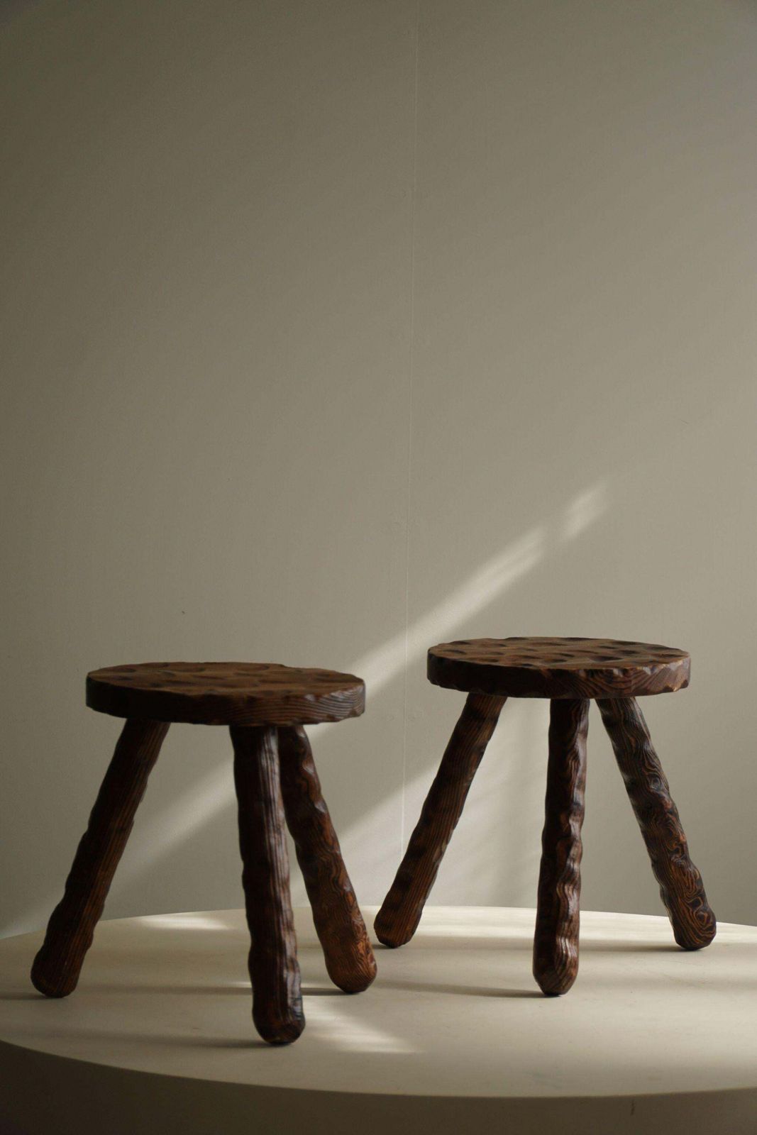 photo vintage A Pair Of Carved Wabi Sabi Stools In Pine, Swedish Mid Century Modern, 1960s