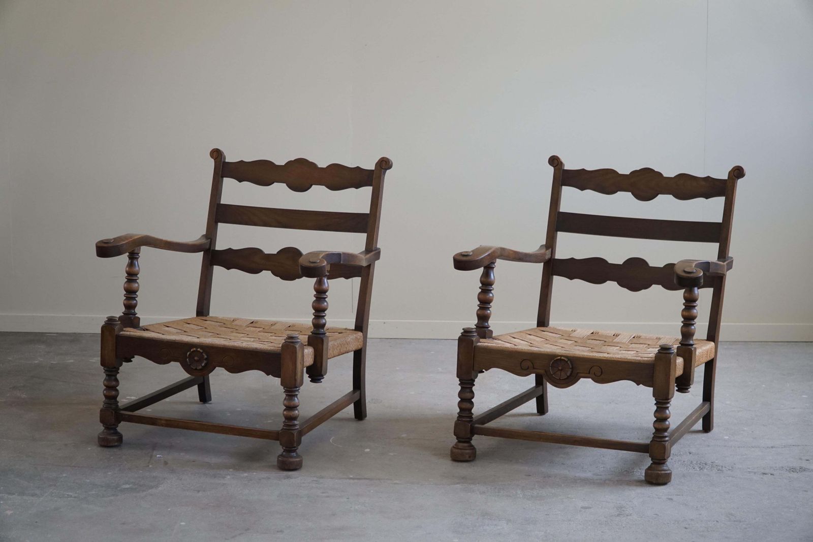 photo vintage A Pair Of Danish Modern, Sculptural Vintage Armchair In Oak And Papercord, 1940s
