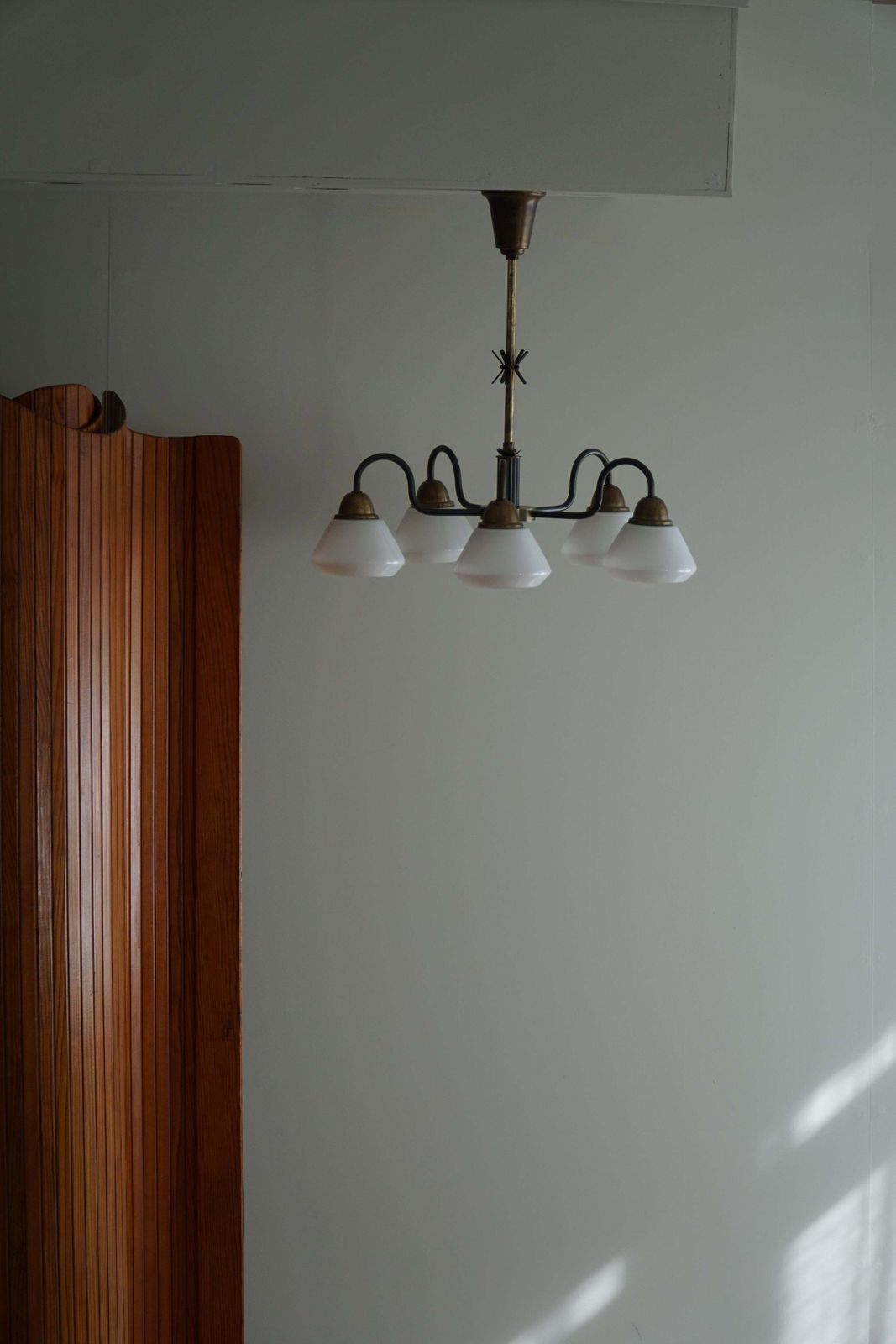 photo vinterior A Danish Modern 5 Headed Chandelier In Opal Glass & Brass, Art Deco, 1940s