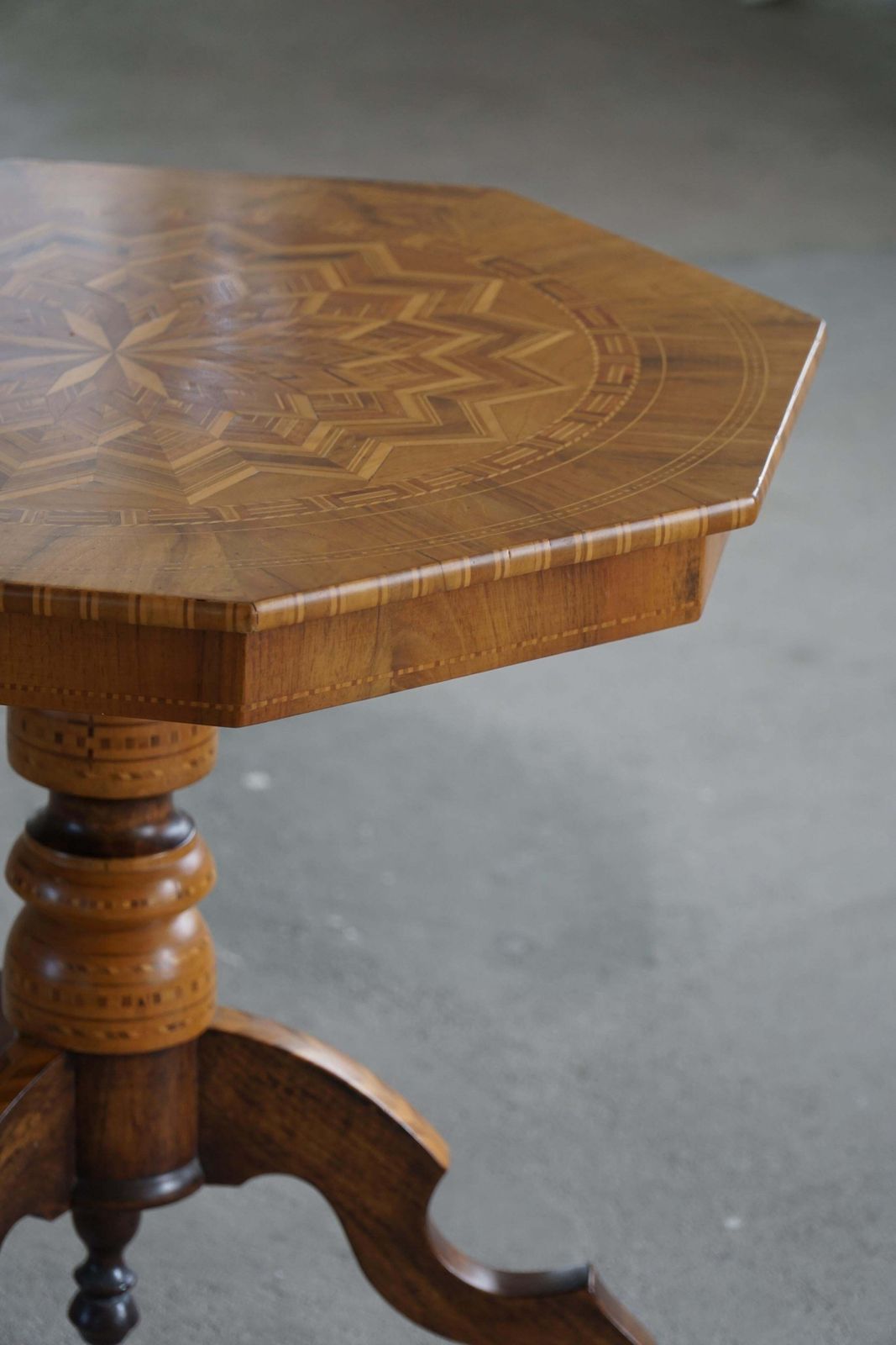 photo vinterior Danish Art Deco, Octagon Side Table In Birch With Intarsia Top, 1940s