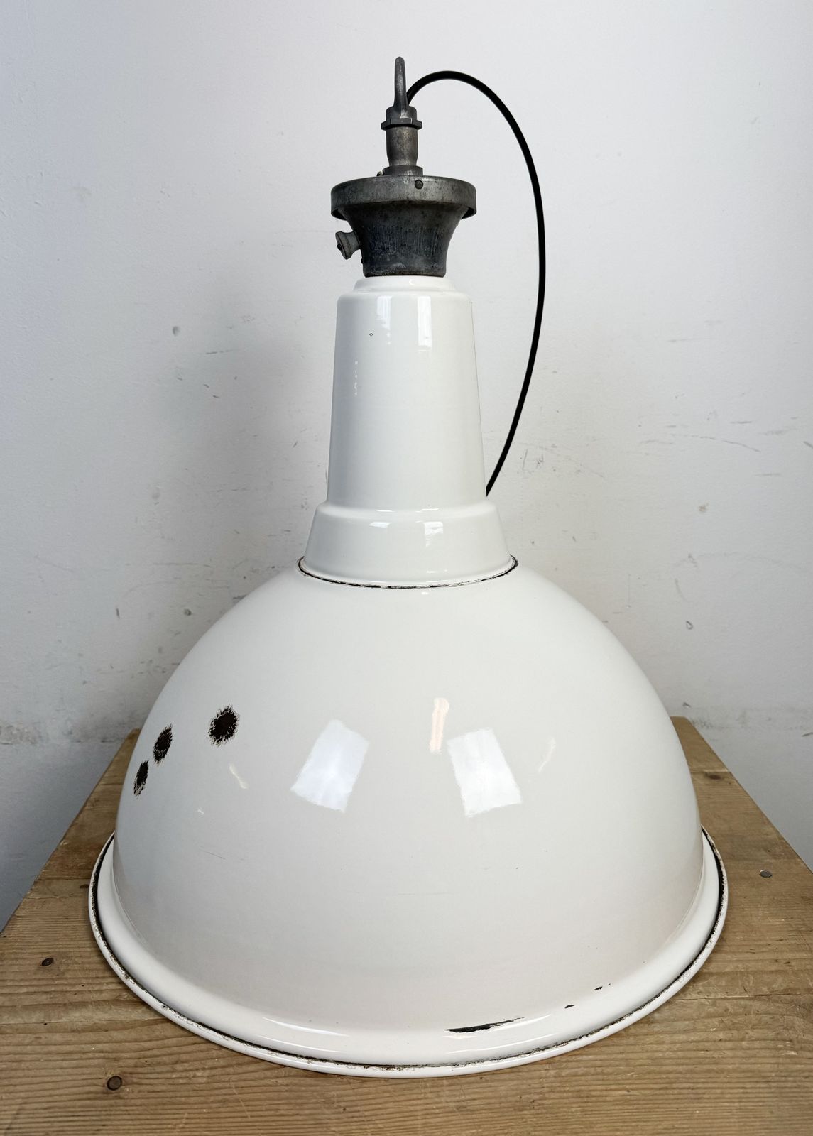 Large Industrial British White Enamel Factory Pendant Lamp From Benjamin, 1960s, 3x photo vintage