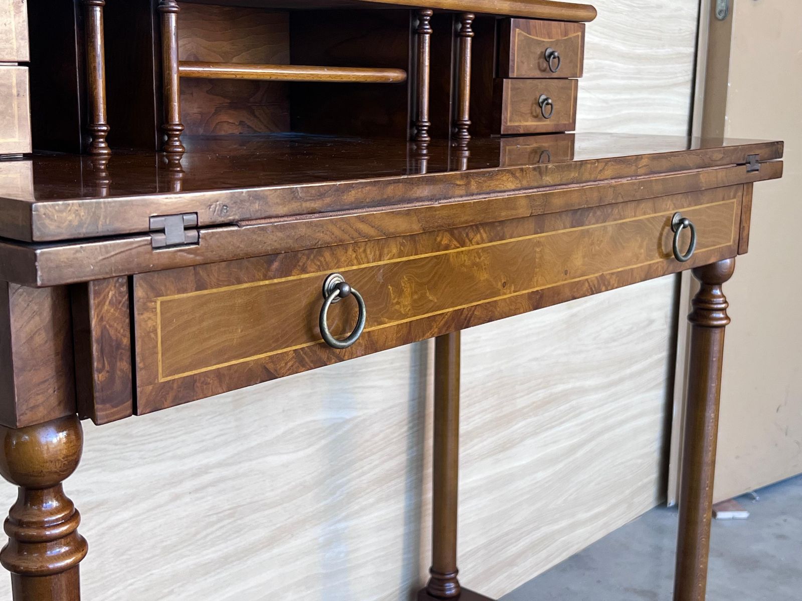 photo furniture Bureau français en placage de noyer, début du XXe siècle, années 1940
