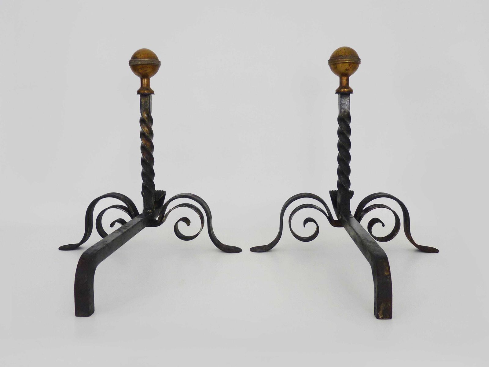 photo furniture Groot Paar Smeedijzeren Haardbokkken Met Messing Ballen. Frankrijk, 19e Eeuw.