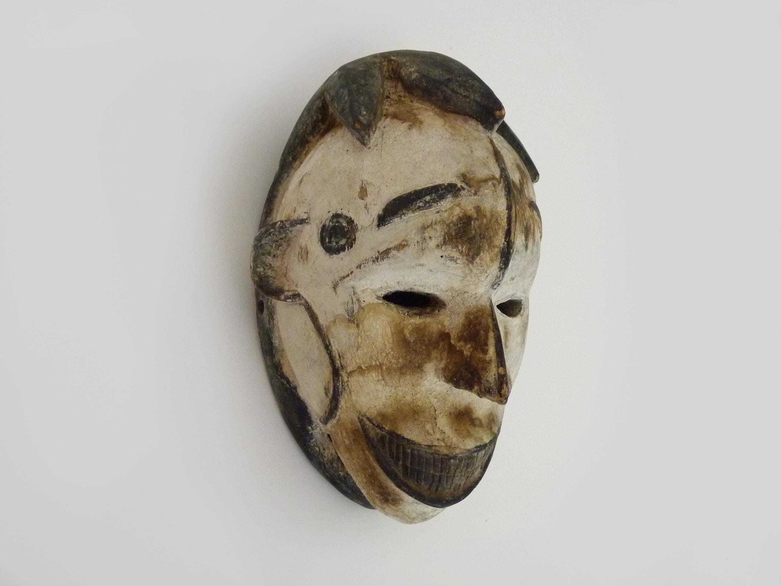 Face Mask Okua Idoma Nigeria. First Art. African Art. 70s photo furniture