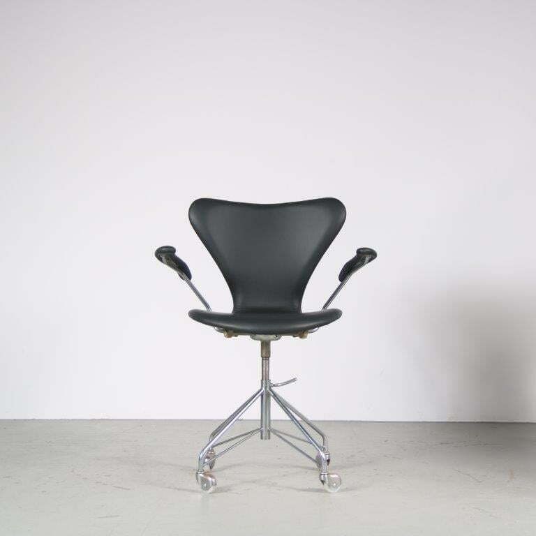 2390.0 1950s “3217” Swivel Desk Chair By Arne Jacobsen For Fritz Hansen, Denmark photo