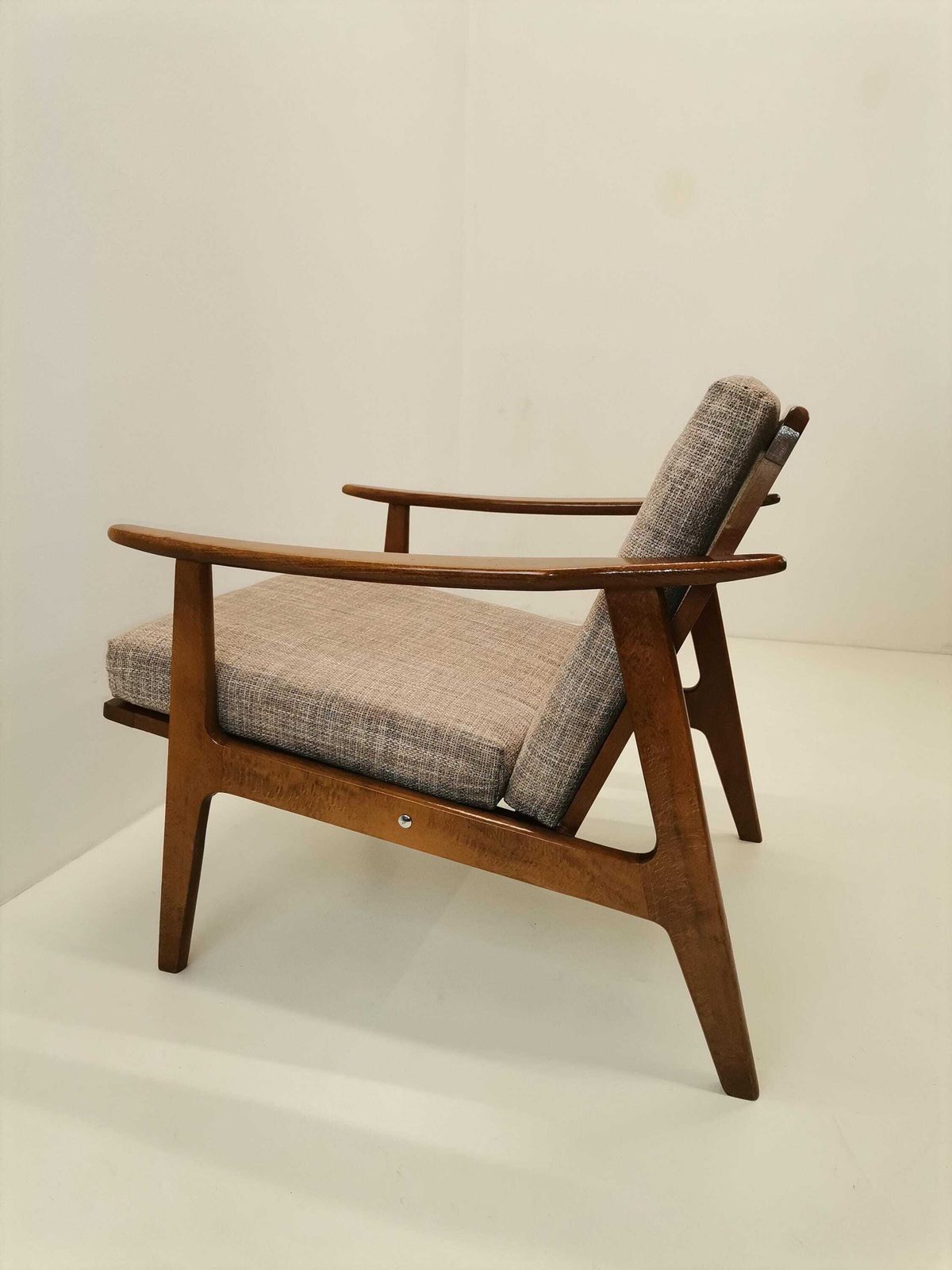 Mid Century Beige Fauteuil / Ca. Jaren 1960 Joegoslavië / Vintage Gestoffeerde Lounge Fauteuil / Scandinavische Stijl Fauteuil photo vinterior