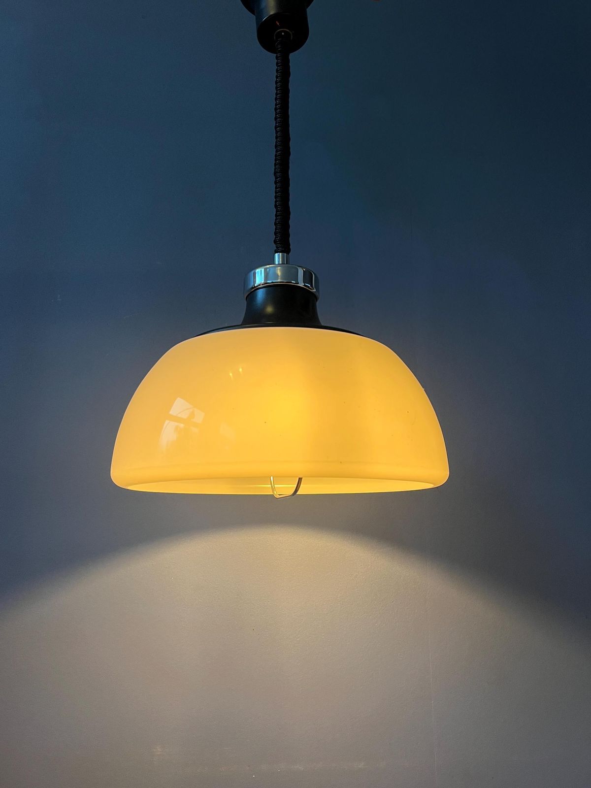Mid Century Plexiglas Space Age Hanglamp Met Wit Acryl Kap photo 327.0