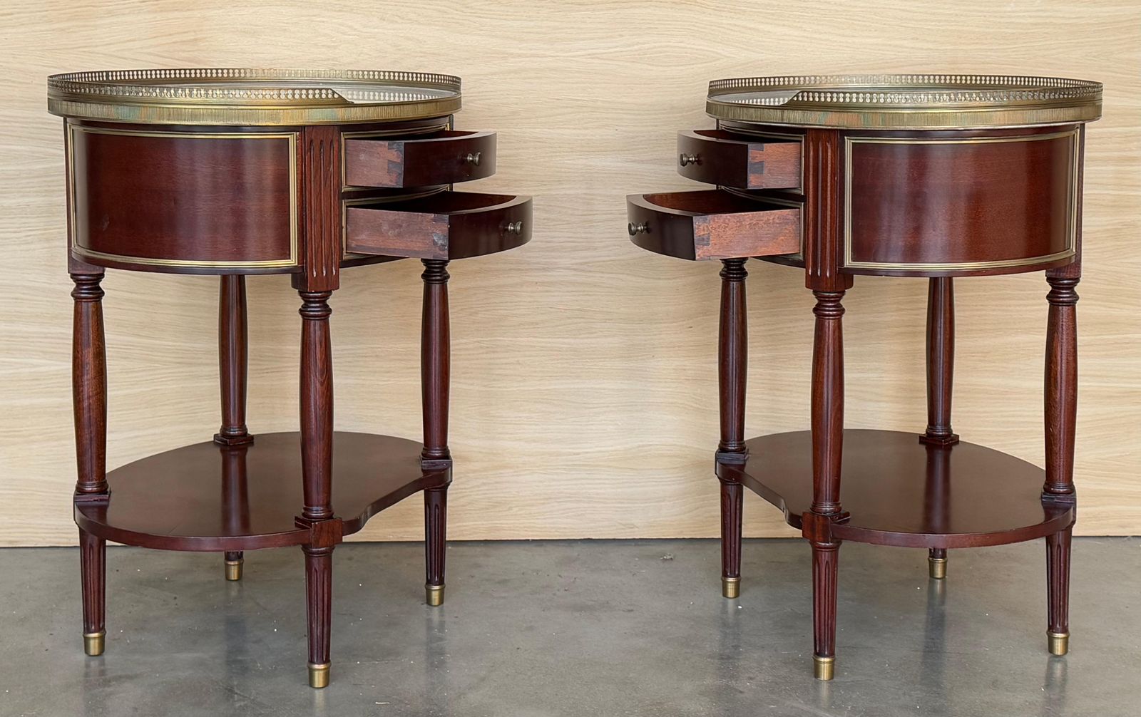 Paire de tables de chevet Louis XV en forme de rognon, deux tiroirs et tablette basse photo vinterior