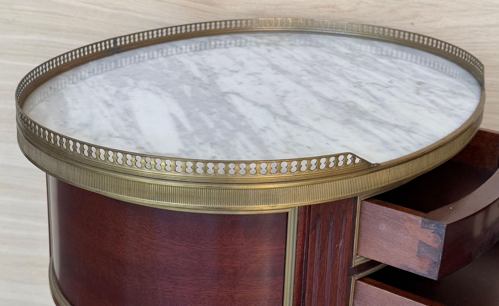 photo furniture Paire de tables de chevet Louis XV en forme de rognon, deux tiroirs et tablette basse