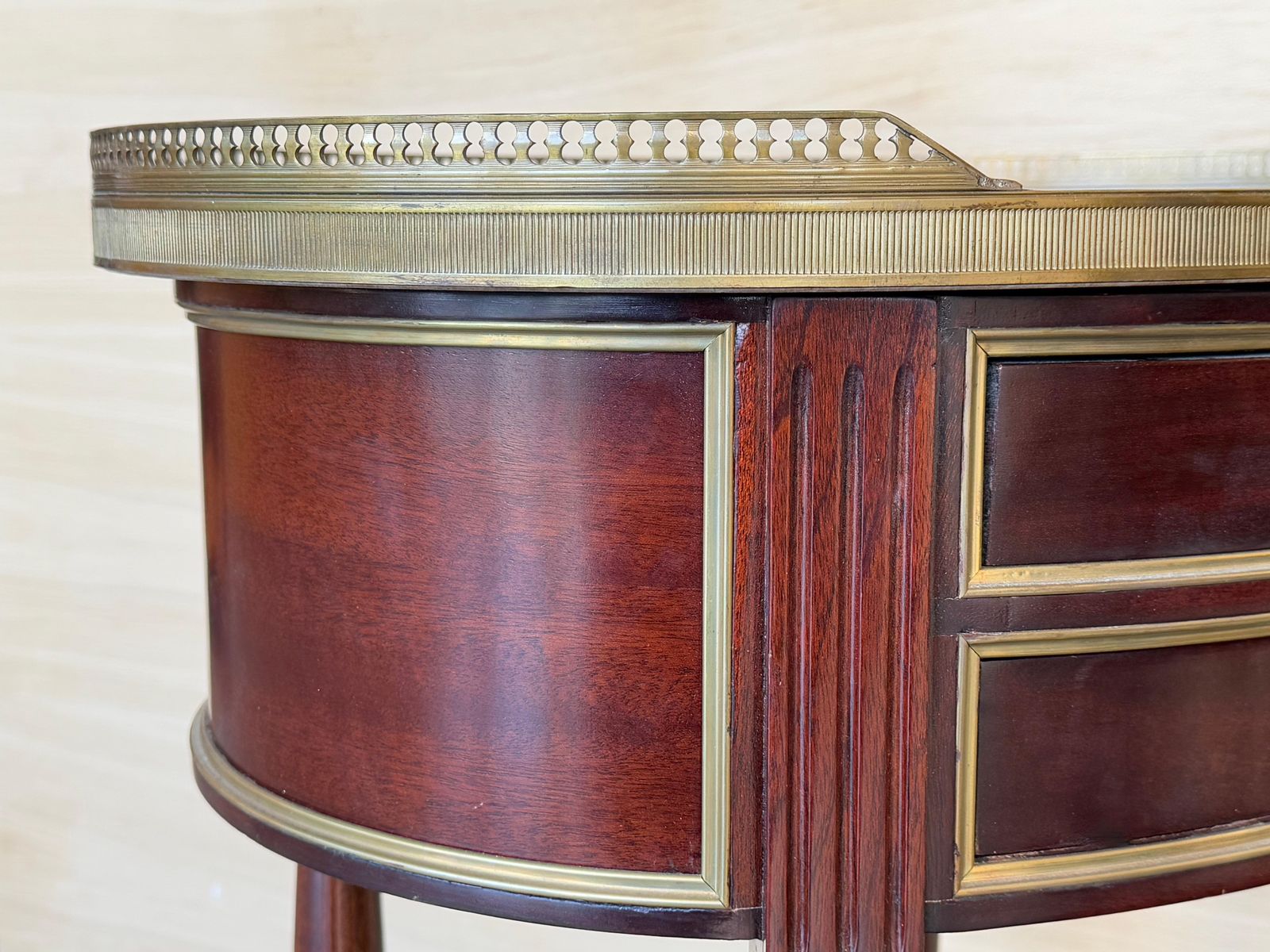photo for sale Paire de tables de chevet Louis XV en forme de rognon, deux tiroirs et tablette basse