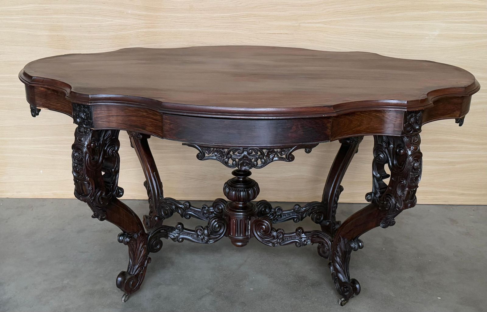 Table centrale d'époque victorienne en loupe de noyer photo furniture