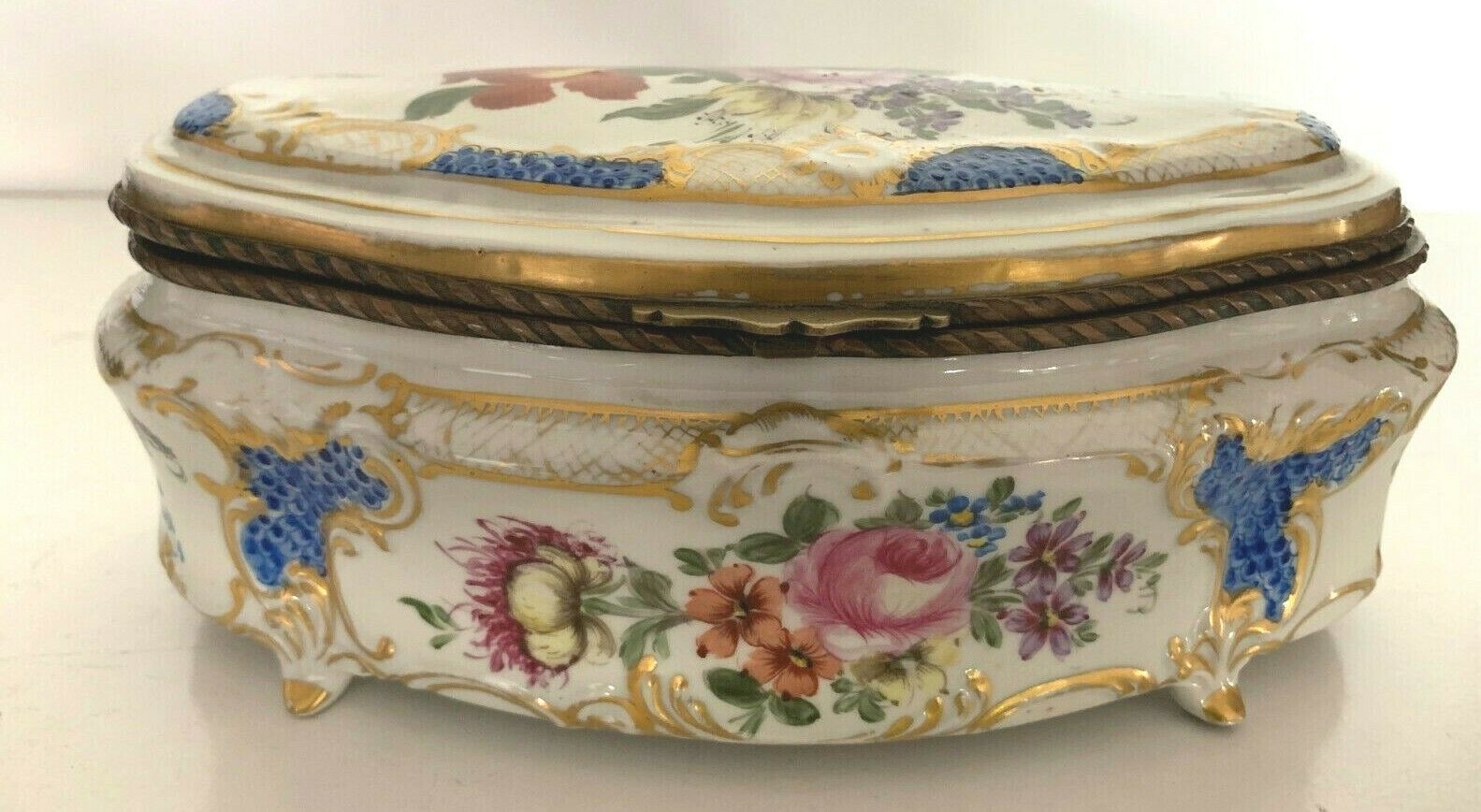 Polychrome Porcelain Oval Box 20th Century Bonbonnière Jewelry Box photo furniture