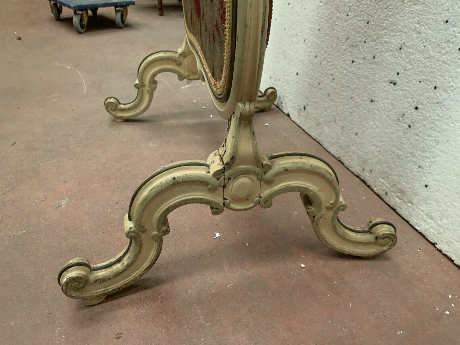 photo furniture Louis XV Style Lacquered Wood Fireplace Screen