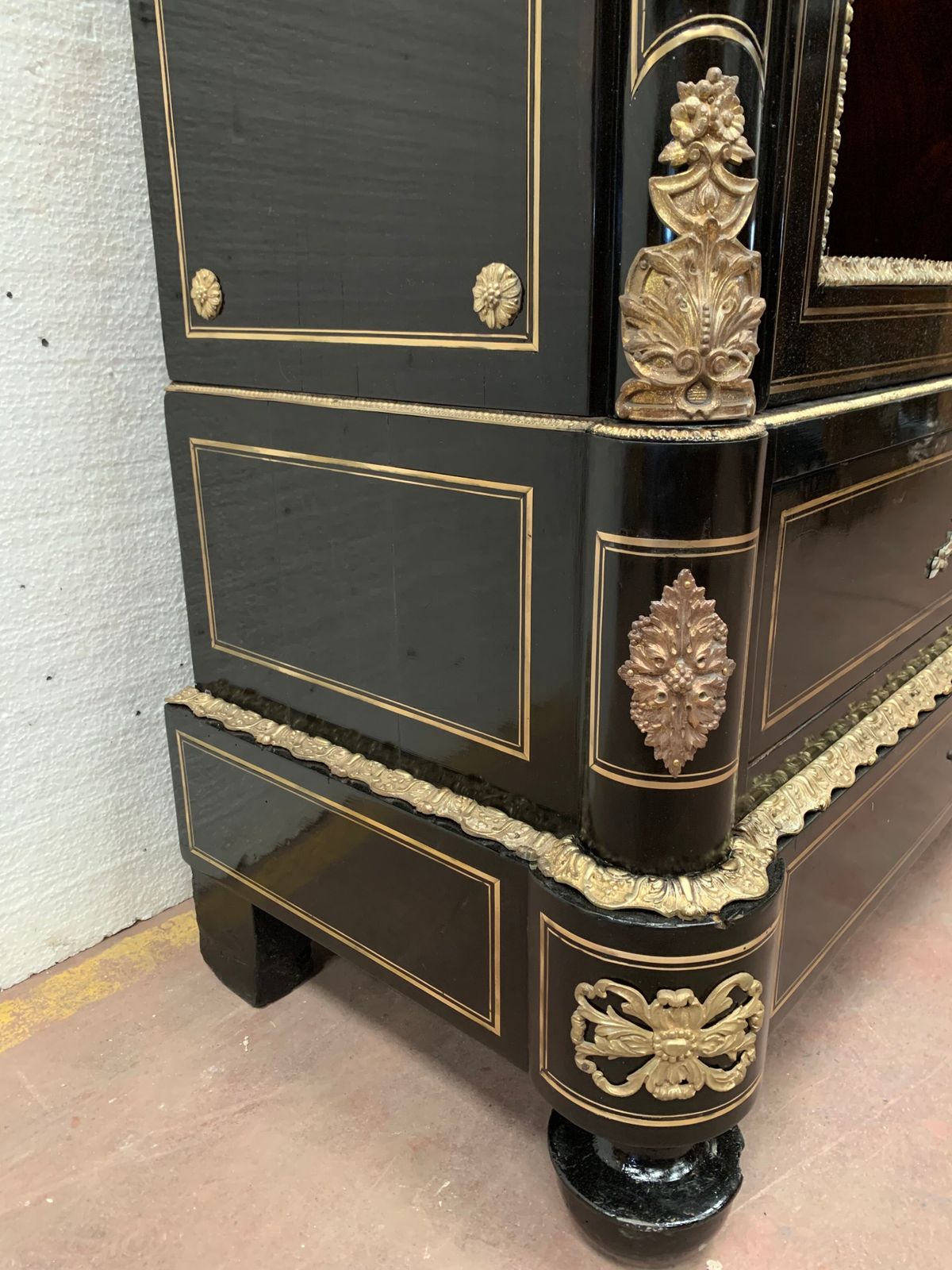 photo furniture Napoleon III Ceremonial Showcase In Black Wood And Chiseled Gilt Bronze 19th Century