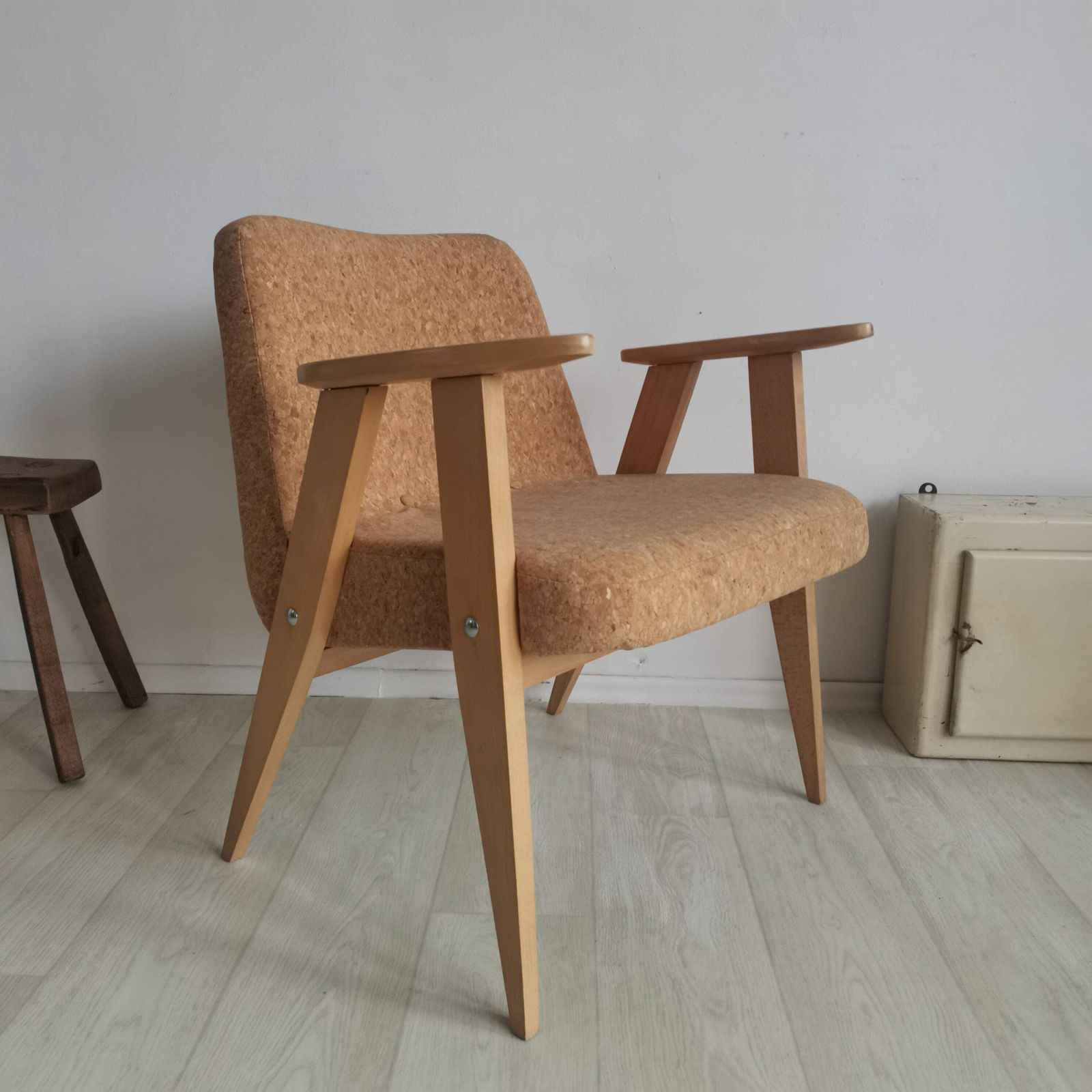 photo furniture Original 366 Easy Polish Mid Century Dining Chair By Józef Chierowski Vintage Iconic Seating. Office Study Listening Chair Cork Upholstery