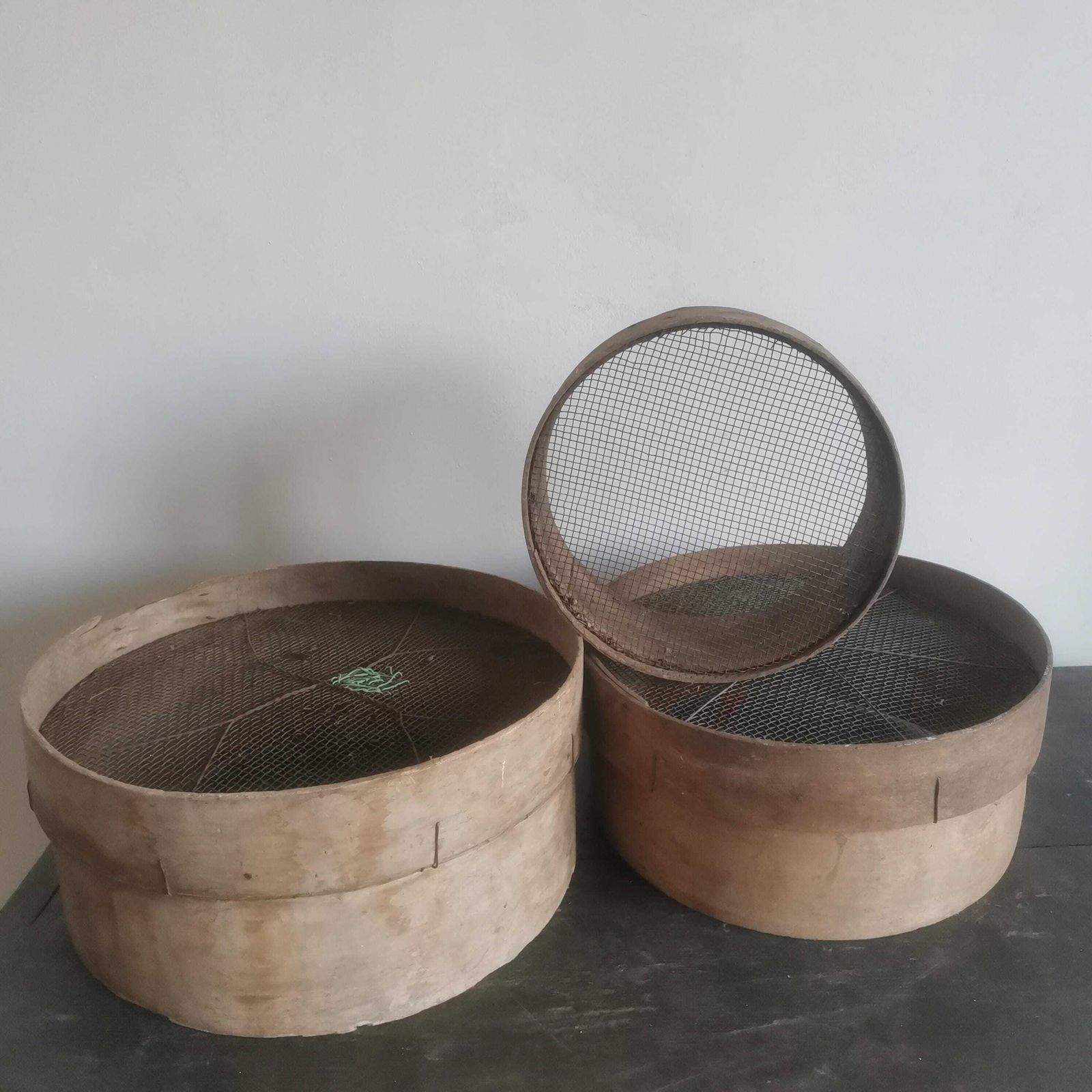 photo furniture Bent Wood X 3 Sieves Antique Flour Or Seed Sifter Colander Baking Rustic Shabby Kitchen Restaurant Decorative Sifter Farm House Bread