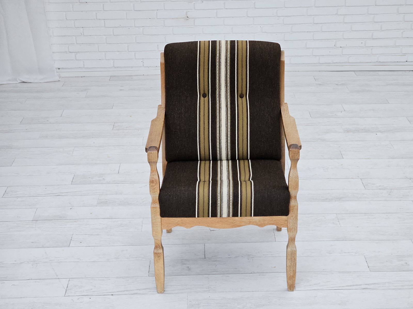 photo vinterior Ca. Jaren 1970, Deense Fauteuil, Meubelwol, Massief Eikenhout, Uitstekende Staat.