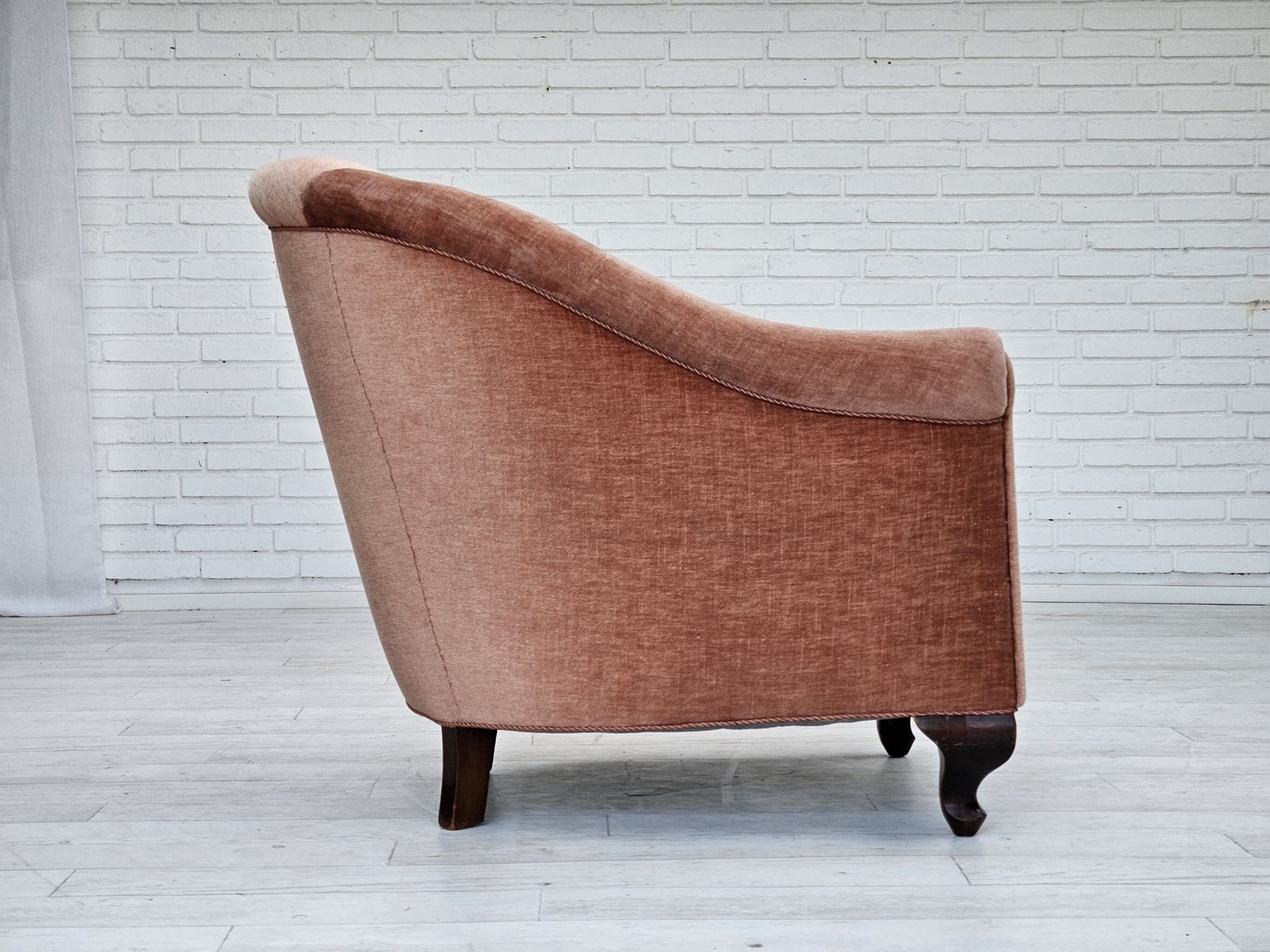 photo for sale Ca. Jaren 1960, Deense Loungestoel, Zalmroze Meubelvelours, Essen Houten Poten.
