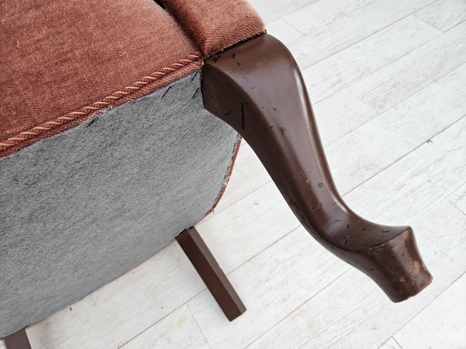 photo vintage 1960s, Danish Lounge Chair, Salmon Pink Furniture Velour, Ash Wood Legs.