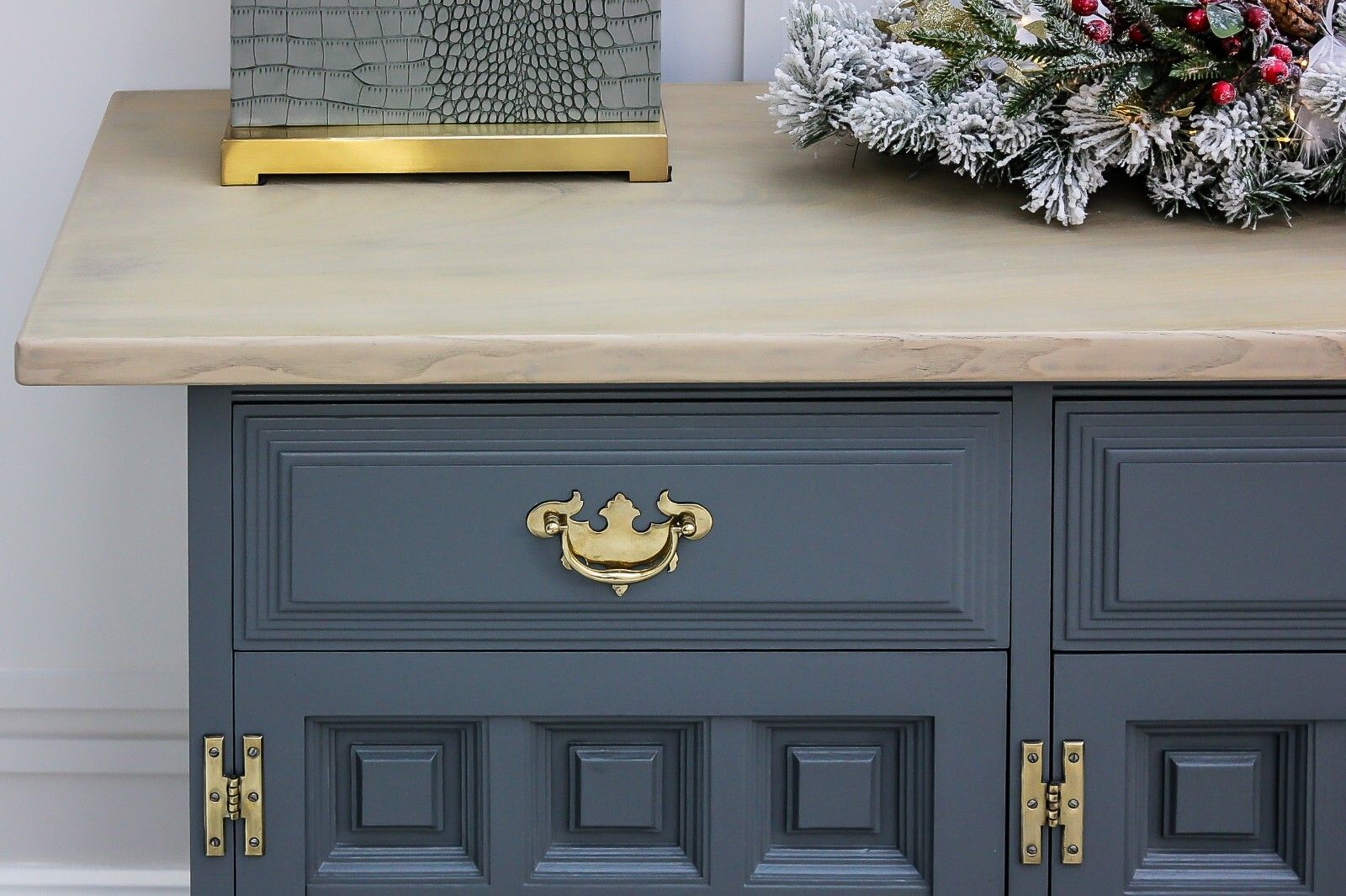 photo furniture Vintage Antique Oak Sideboard Dining Room Table Dresser Console Unit Showhome