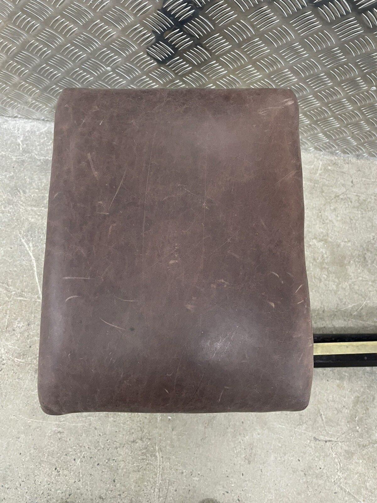 photo vintage Victorian Club Fender Antique Fire Fender Seat Brass Brown Leather Top 🚚Ava